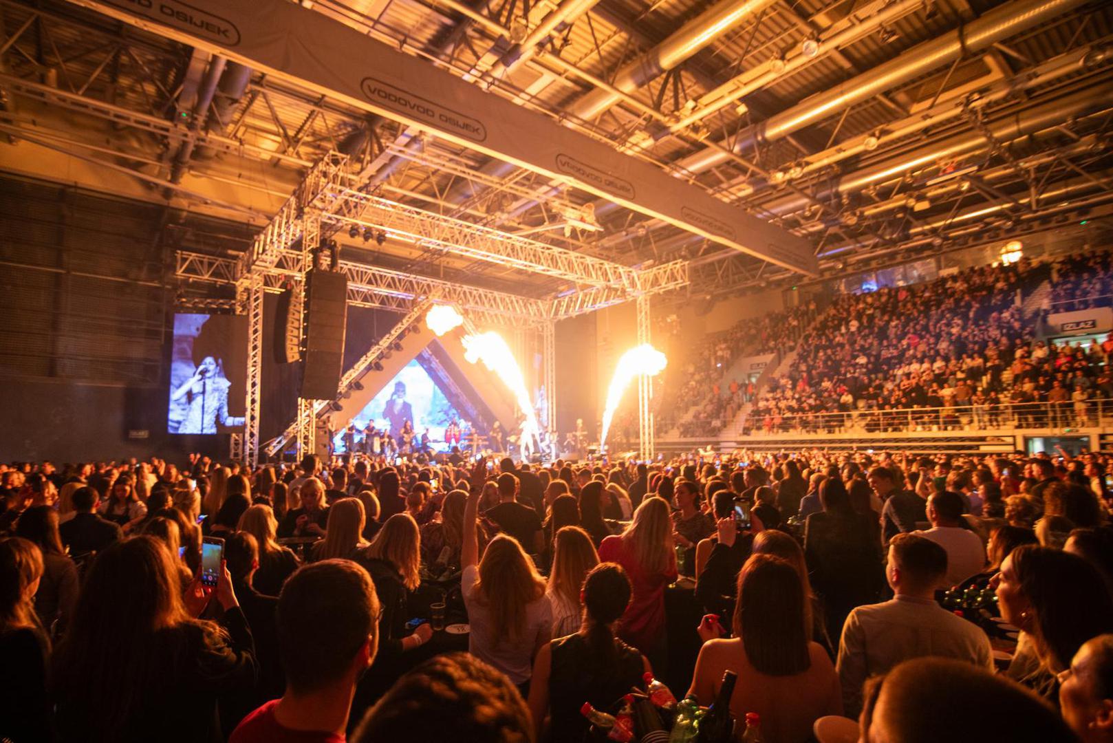 Glazbenica se trenutno nalazi na turneji od 'Od istoka do zapada' tijekom koje je održala koncerte diljem regije, a među tim koncertima jest i pet punih zagrebačkih Arena.