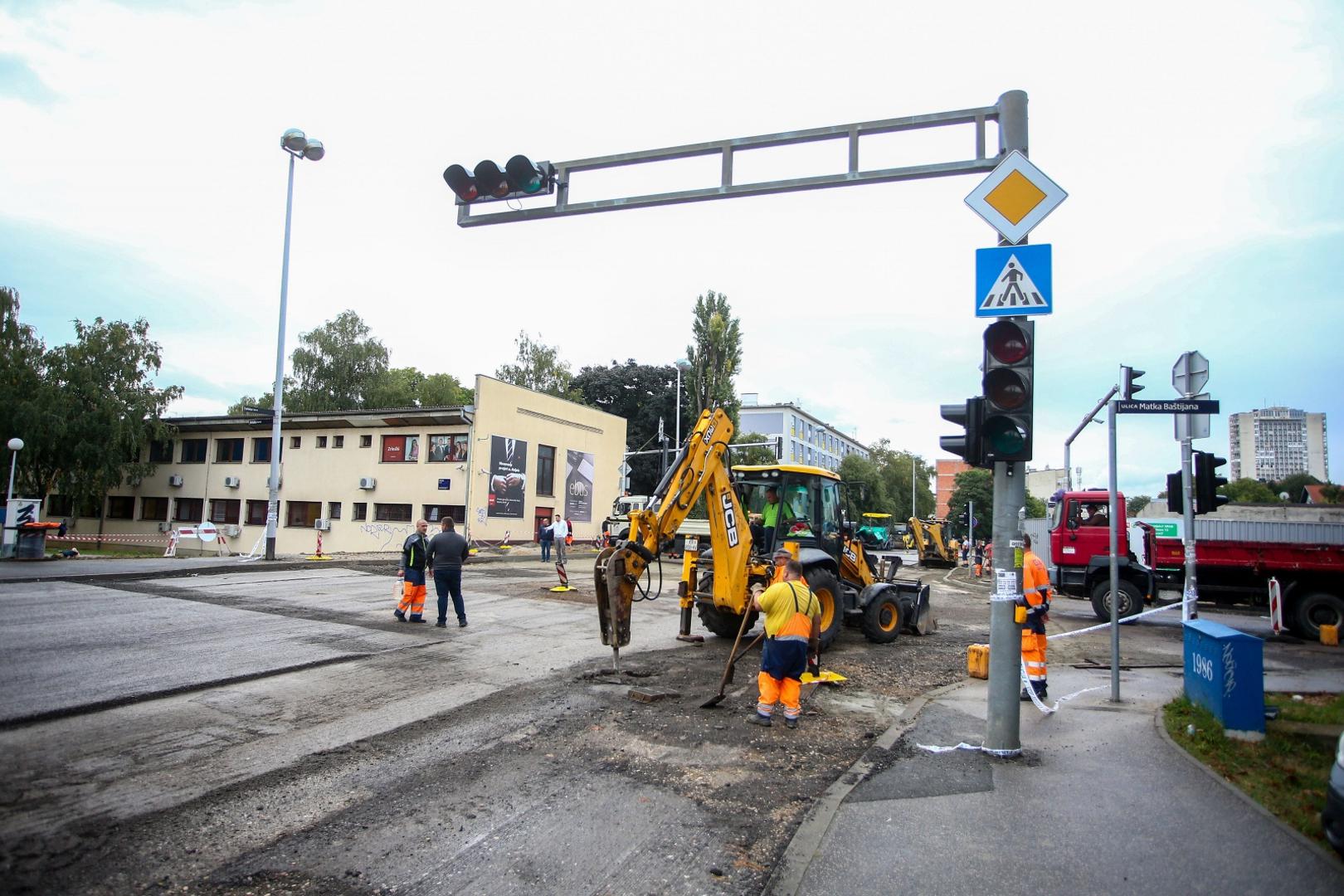 30.09.2021., Zagreb - Radovi na puknucu cijevi na Selskoj ulici nisu prouzrocili velike guzve tijekom jutra.
Photo: Matija Habljak/PIXSELL