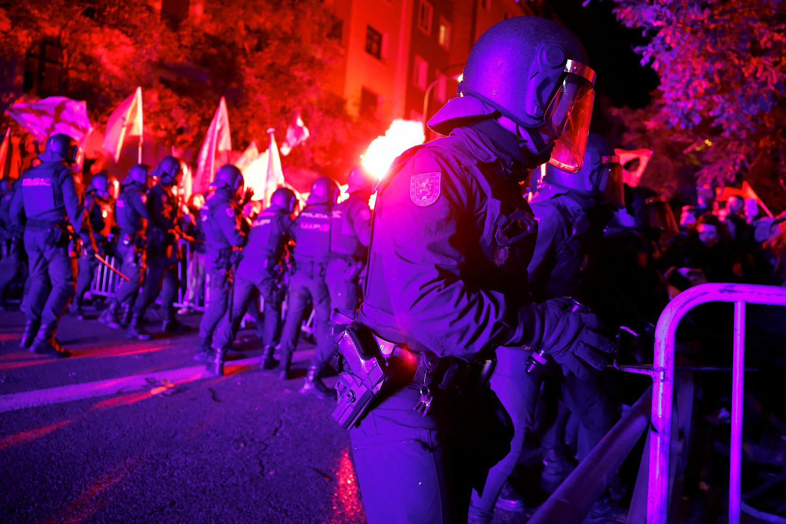 Spanish riot police clashes with demonstrators during a protest near to Spain's Socialists Party (PSOE) headquarters, following acting PM Pedro Sanchez negotiations for granting an amnesty to people involved with Catalonia's failed 2017 independence bid in Madrid, Spain, November 6, 2023. REUTERS/Juan Medina Photo: JUAN MEDINA/REUTERS