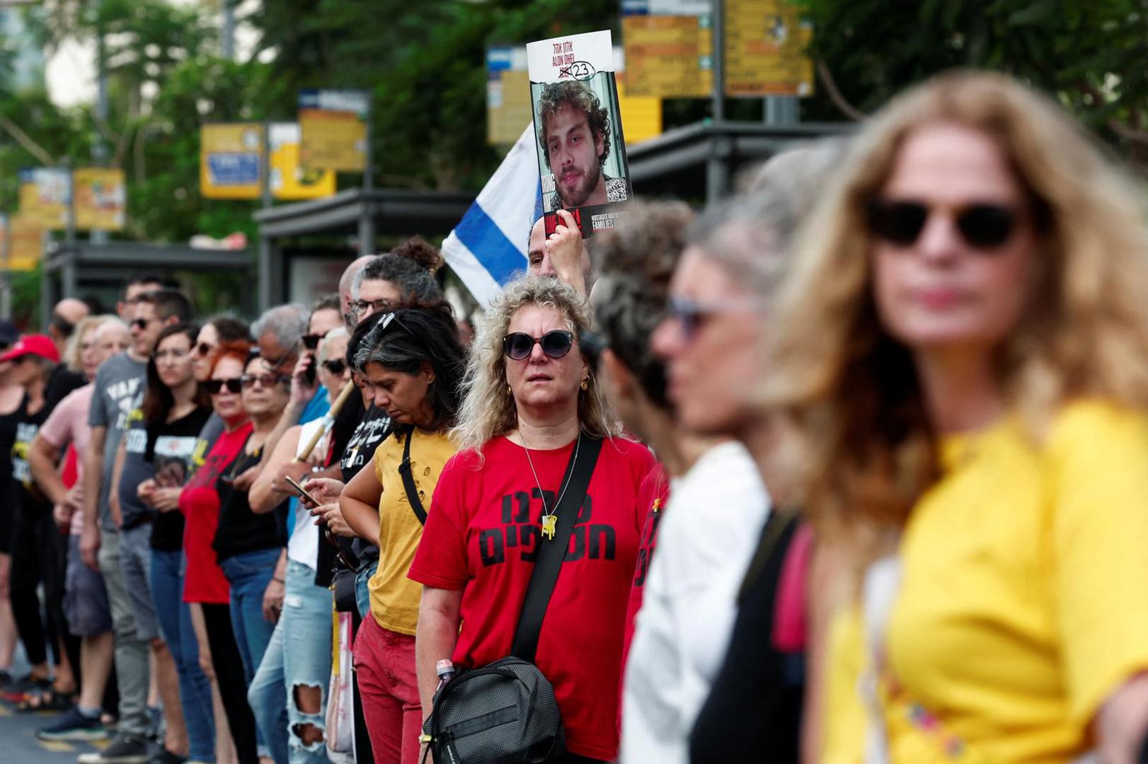 Izrael nesmiljeno bombardira uporišta Hezbolaha na jugu Libanona i u samom Bejrutu, uz kopnenu ofenzivu u pograničnim selima, ne bi li vratio sigurnost na svoju sjevernu granicu i omogućio oko 80.000 raseljenih Izraelaca da se vrate.