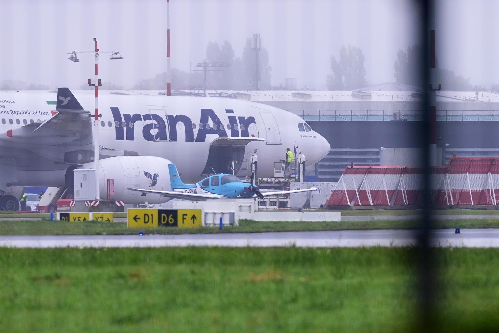 09 October 2023, Hamburg: An Iran Air aircraft stands at Hamburg Airport. Flight operations at Hamburg Airport, which were suspended due to a threat of an attack on an Iranian aircraft from Tehran, have resumed. Photo: Jonas Walzberg/dpa Photo: Jonas Walzberg/DPA