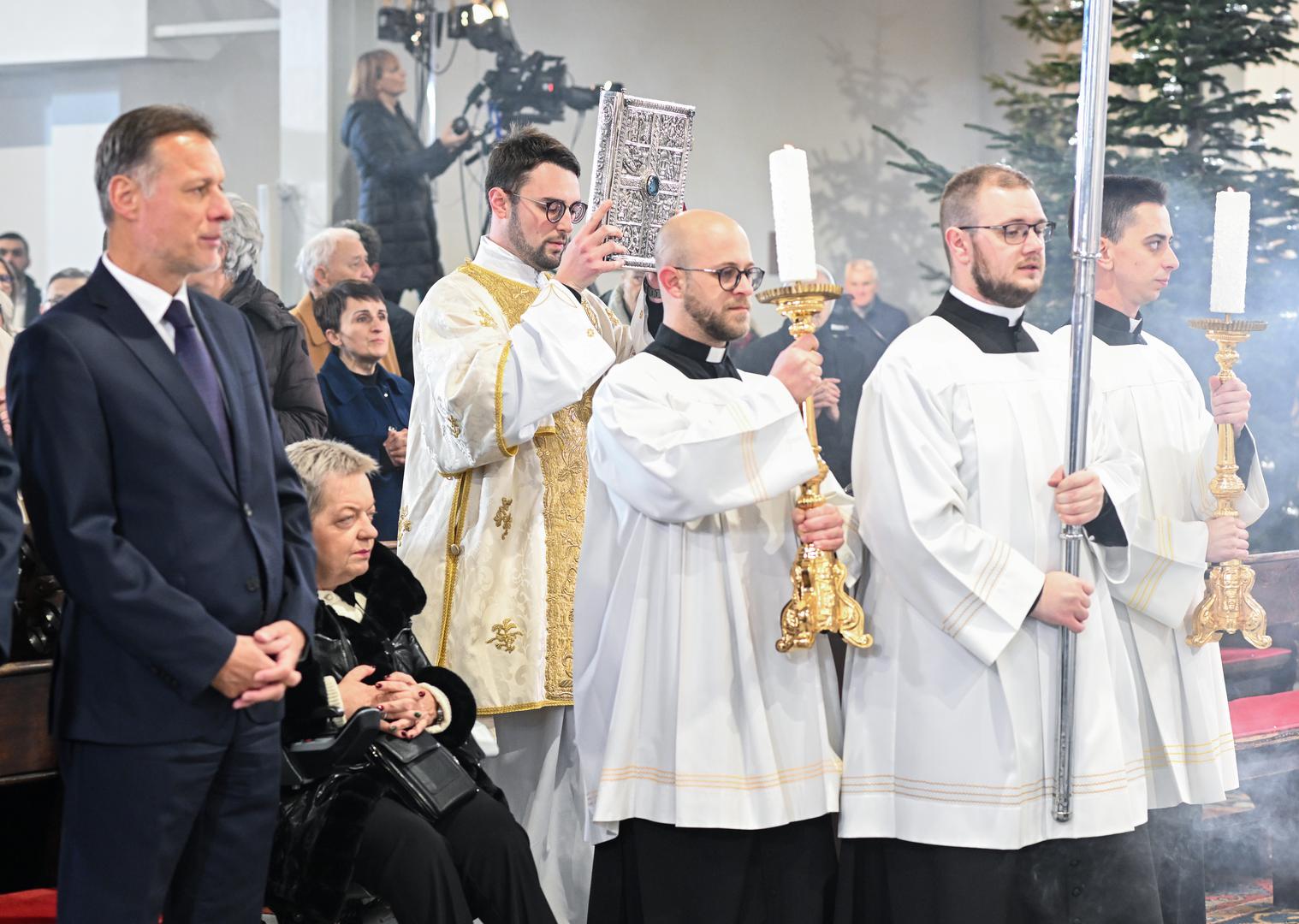 25.12.2023., Zagreb - U bogosluznom prostoru bl. Alojzija Stepinca zagrebacki nadbiskup Drazen Kutlesa predvodio je bozicnu danju misu. Photo: Neva Zganec/PIXSELL