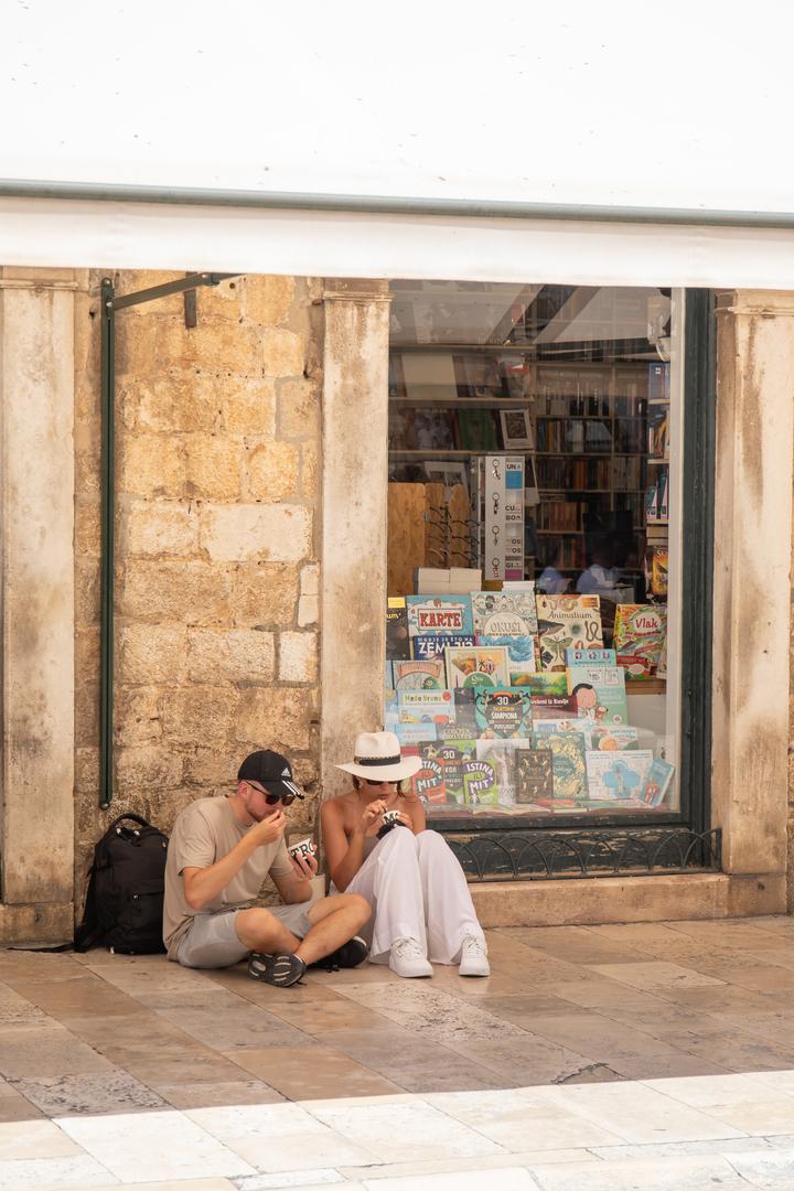 Jedna od najpopularnijih metoda među turistima jest osvježenje na poznatoj Onofrijevoj fontani na Stradunu. Fotografi Pixsella snimili su tako brojne koji piju svježu vodu iz fontane, umivaju se, a neki doslovno glavu uranjaju u vodu.