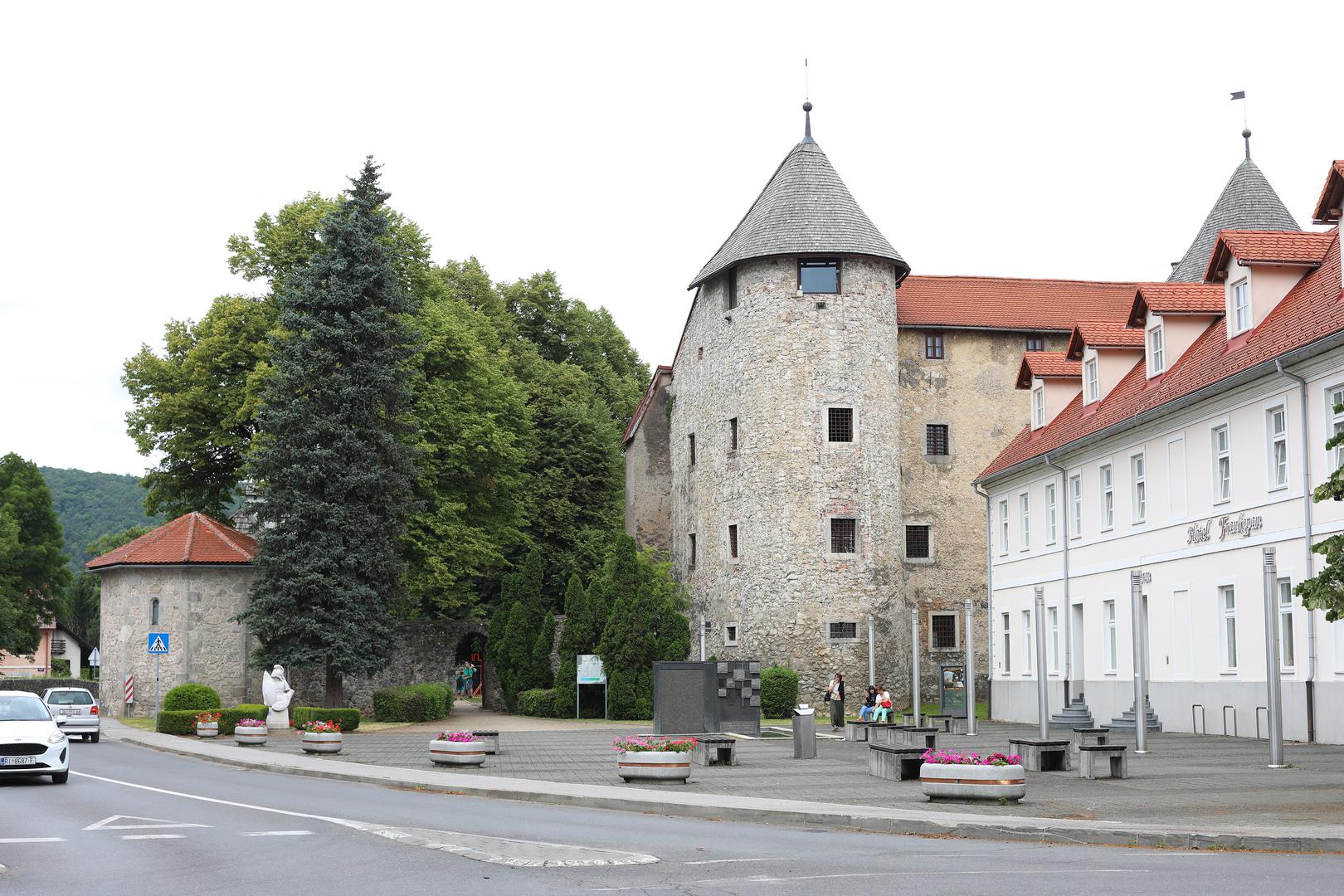 Ogulin se nalazi u Karlovačkoj županiji, u podnožju planine Klek. 