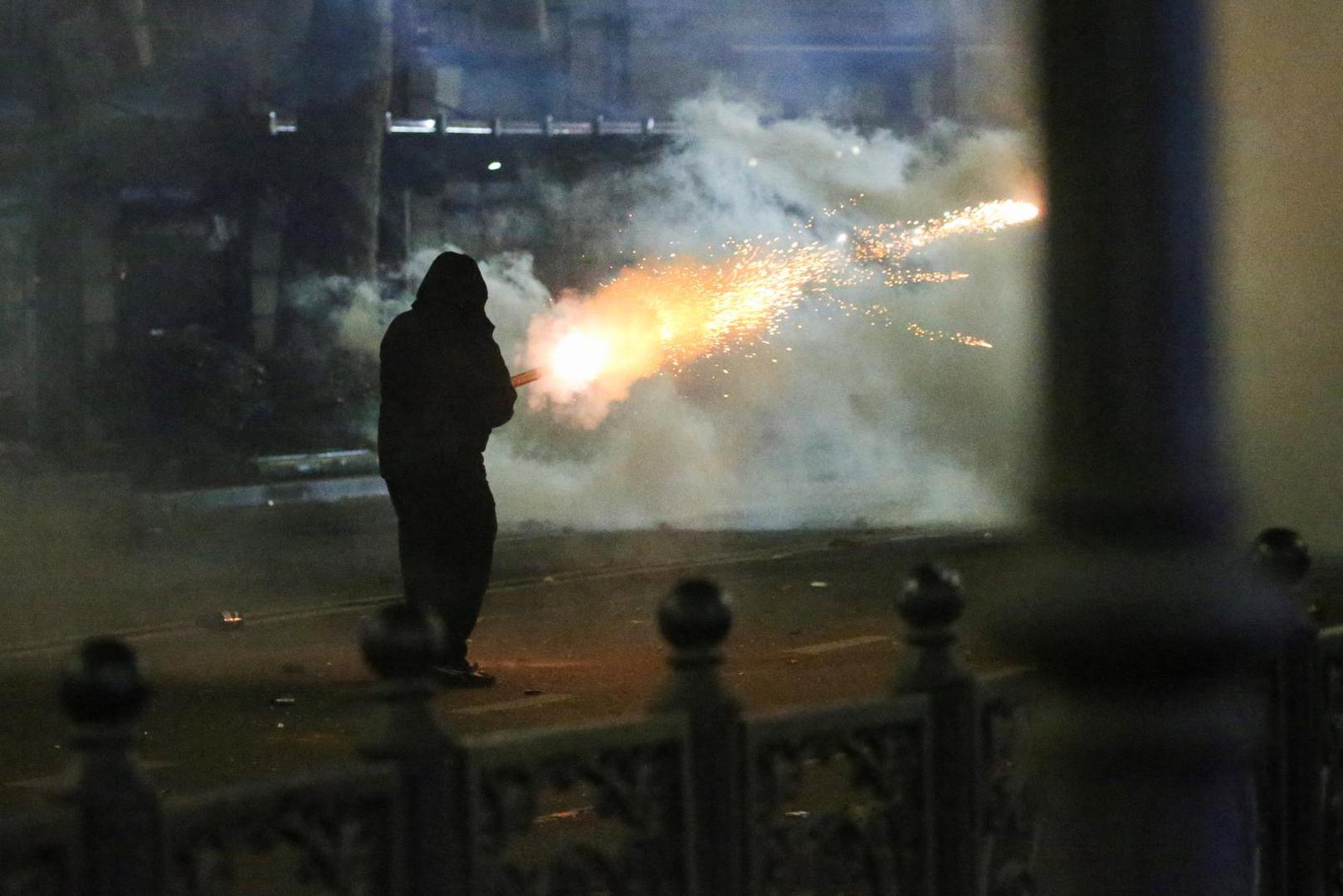 Policajci su u ponedjeljak navečer upotrijebili vodene topove i suzavac kako bi rastjerali mnoštvo, koje im je odgovorilo pirotehničkim sredstvima.