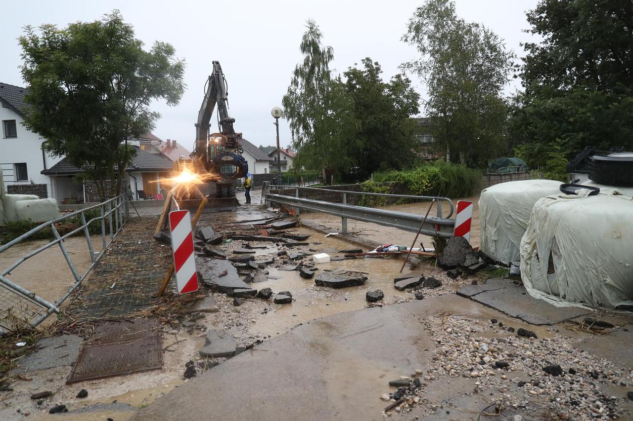 Mengeš: Stanovnici i vatrogasci bore se s posljedicama velike poplave