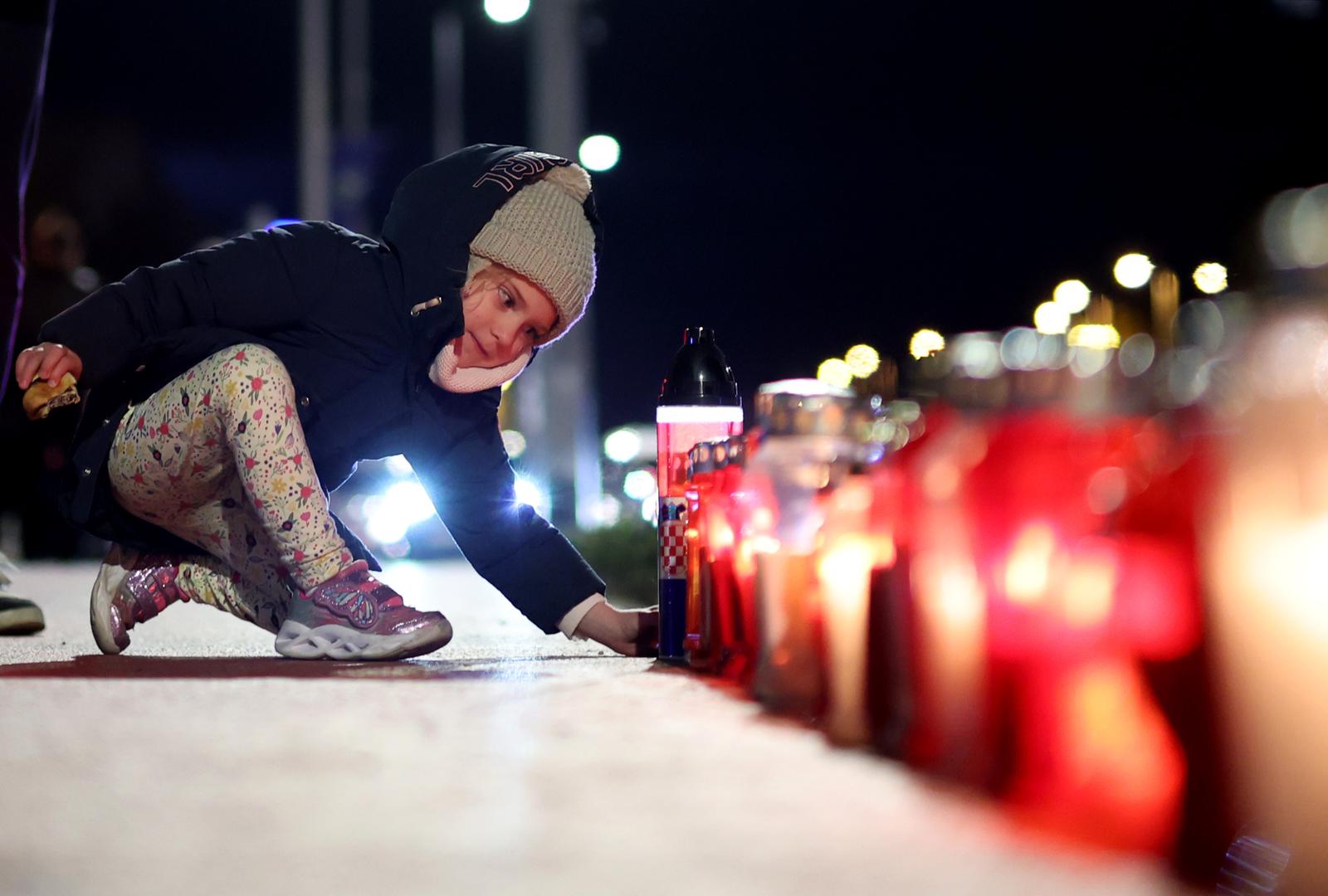 Uoči Dana sjećanja na žrtve Domovinskog rata i obilježavanja 32. godišnjice žrtve Vukovara i Škabrnje, brojni su se građani u petak navečer okupili u gradovima u Hrvatskoj i odali počast poginulim civilima i branitelja.