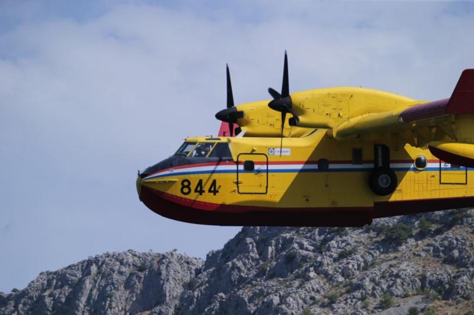 Kanaderi gase požar iznad Krila Jesenice