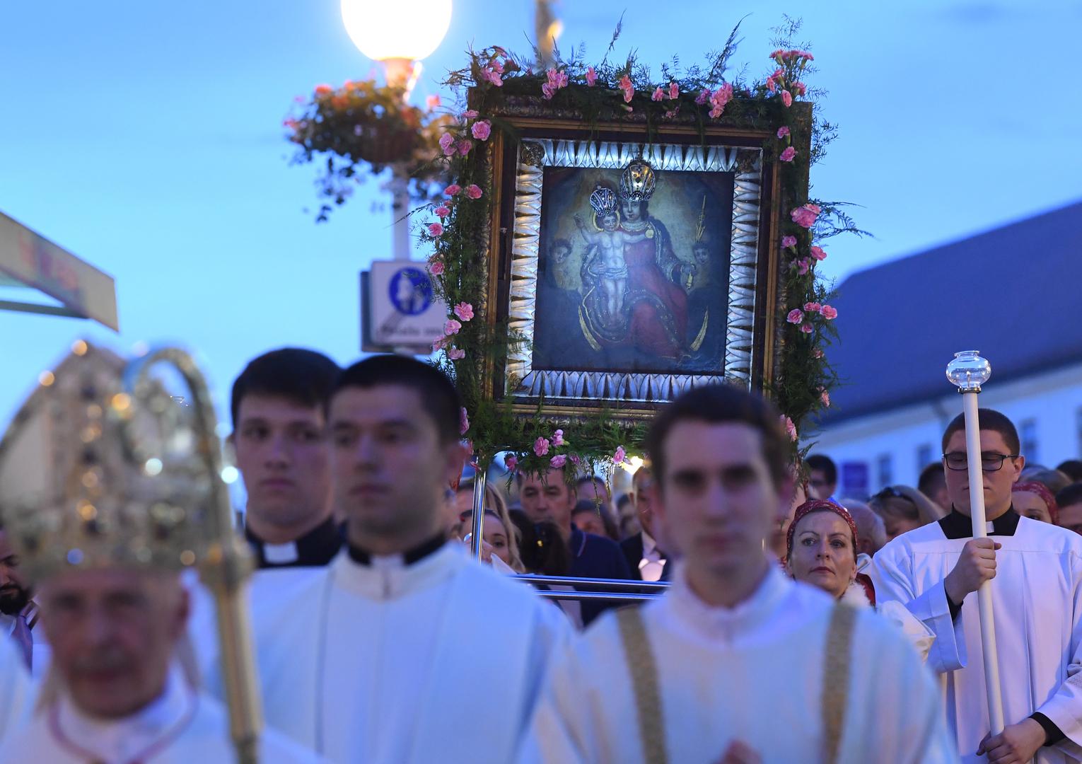 Nakon sutrašnje mise u katedrali, koja počinje u 19 sati, slijedit će tradicionalna procesija do Kamenitih vrata. Kretat će se Bakačevom ulicom, sjevernom stranom Jelačićeva trga i Radićevom, a kolonu vjernika predvodit će svećenici i ministranti koji će nositi sliku s likom Majke Božje od Kamenitih vrata