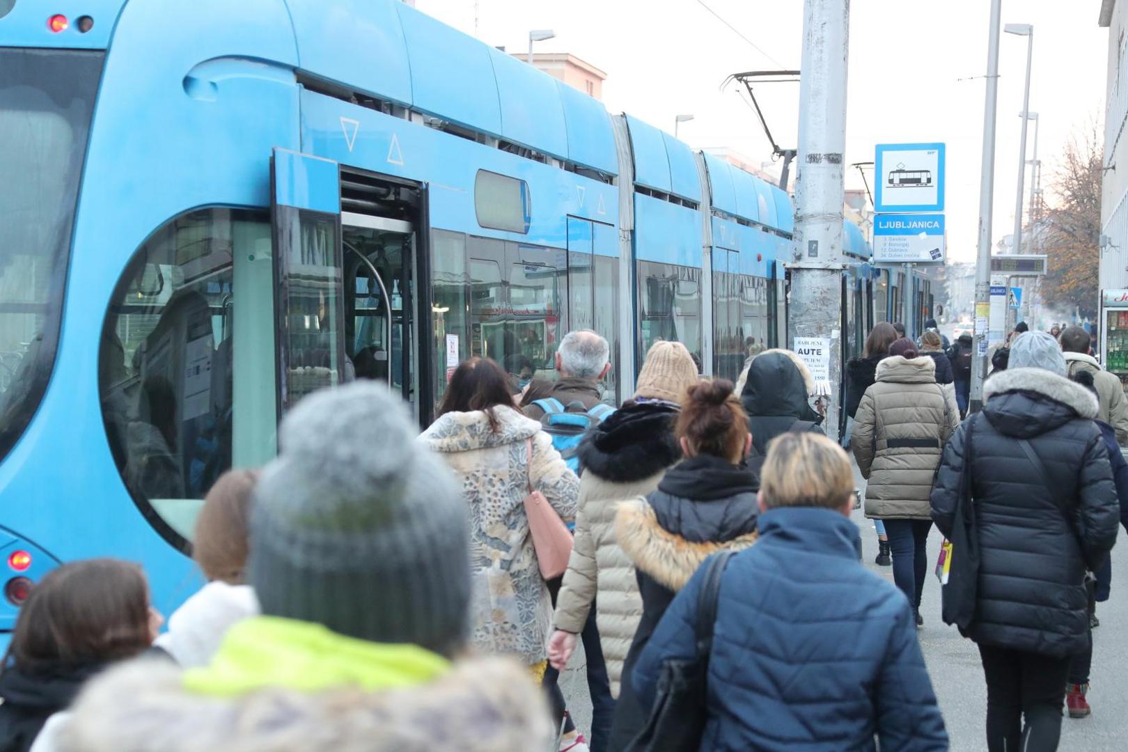 30.11.2020., Zagreb - Okretiste tramvaja Ljubljanica. Kako se provode nove mjere u ZET-ovim vozilima te kako se rijesavaju zahtjevi da popunjenost da ne smije prelaziti 40 posto, osobito u vrijeme jutarnje guzve. Photo: Sanjin Strukic/PIXSELL