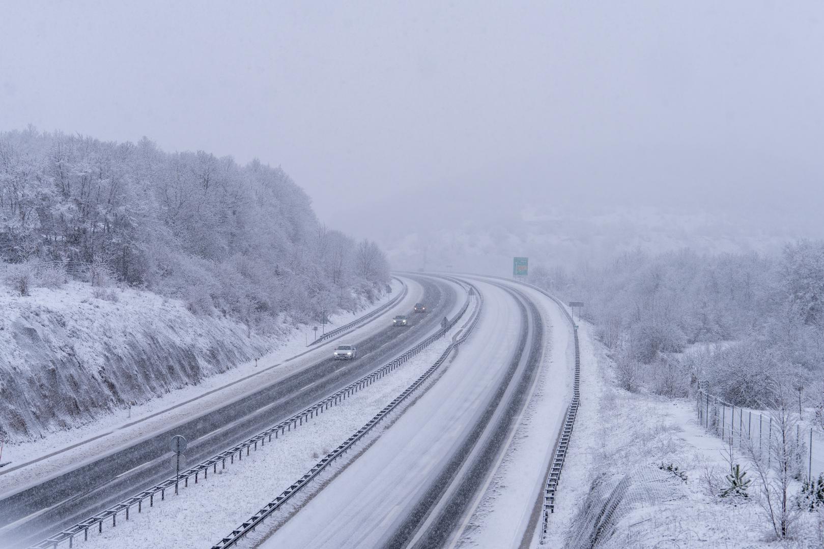 Gust snijeg u Gorskom kotaru i Lici te olujni vjetar na cestama u priobalju stvaraju velike poteškoće u prometu, izvijestio je Hrvatski autoklub (HAK). Vozači se upozoravaju da prilagode brzinu i način vožnje te da na put ne kreću bez obavezne zimske opreme.