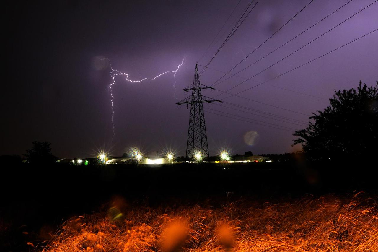 Munje iznad Zagreba tijekom nevremena