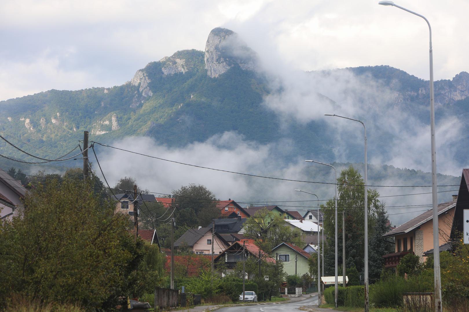 12.09.2024.,Ogulin - Najavljena promjena vremena zahvatila je Ogulin. Kisa, zahladenje i niski oblaci okovali su grad pod Klekom. Photo: Kristina Stedul Fabac/PIXSELL