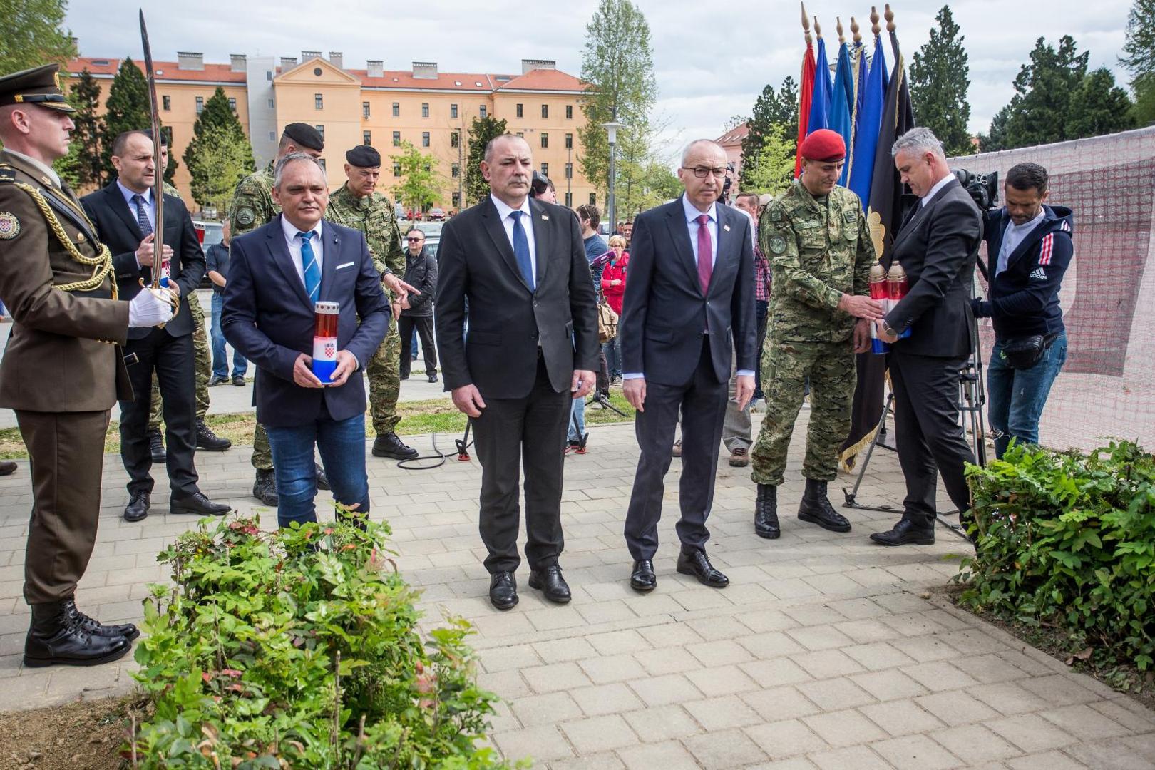 29.04.2020., Osijek - Svecano obiljezavanje 29. obljetnice osnutka 3. gardijske brigade Kune i Tenkovske bojne Kune Gardijske oklopno-mehanizirane brigade Hrvatske kopnene vojske te polaganje vijenaca i paljenje svijeca na spomenik poginulim pripadnicima. Photo: Davor Javorovic/PIXSELL