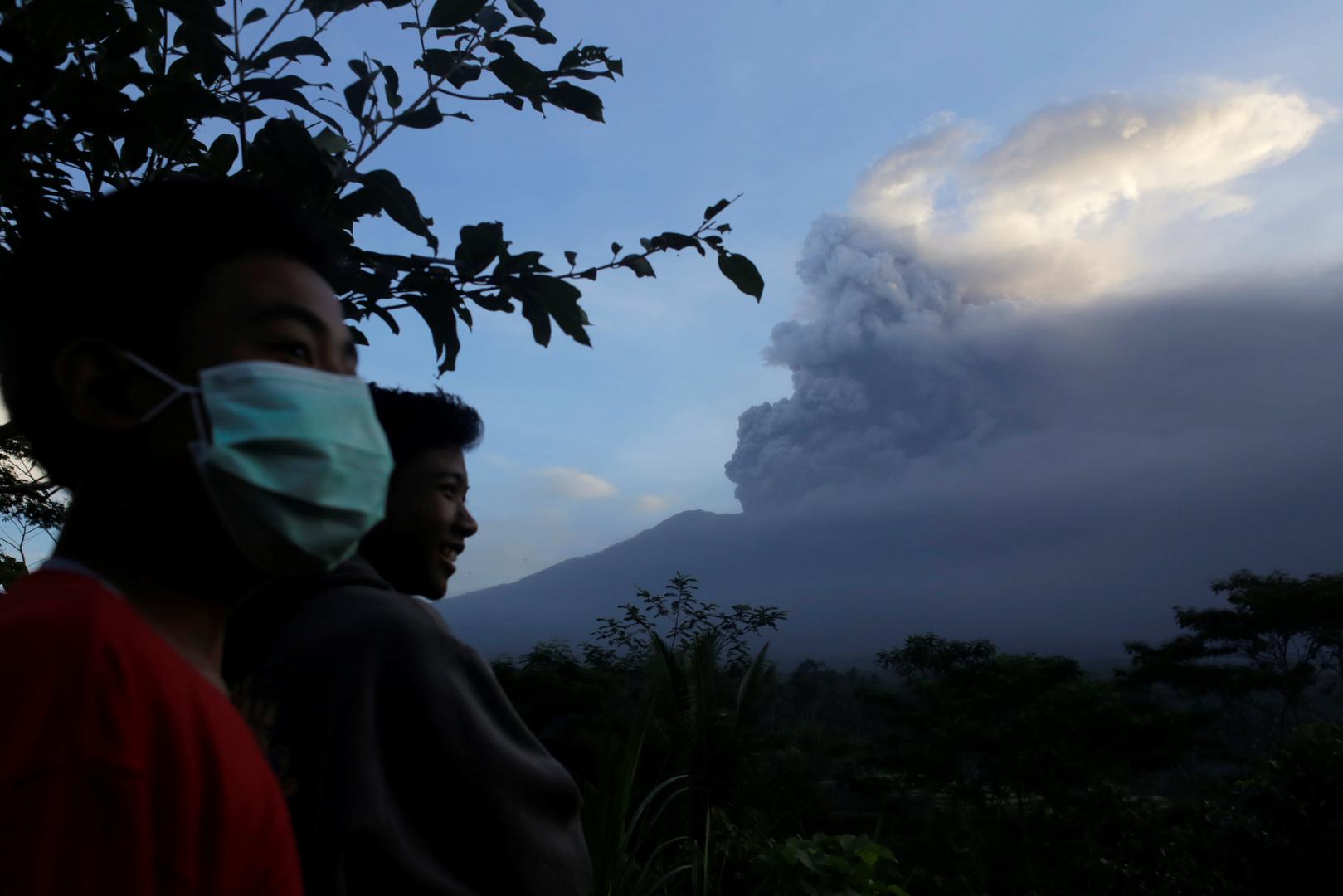 Agencija za katastrofe u Indoneziji priopćila je i da je ta posljednja erupcija proizvela veći oblak pepela od erupcije ranije ovog tjedna, kao i da je zbog toga oko 25 tisuća ljudi evakuirano s obronaka Agunga.