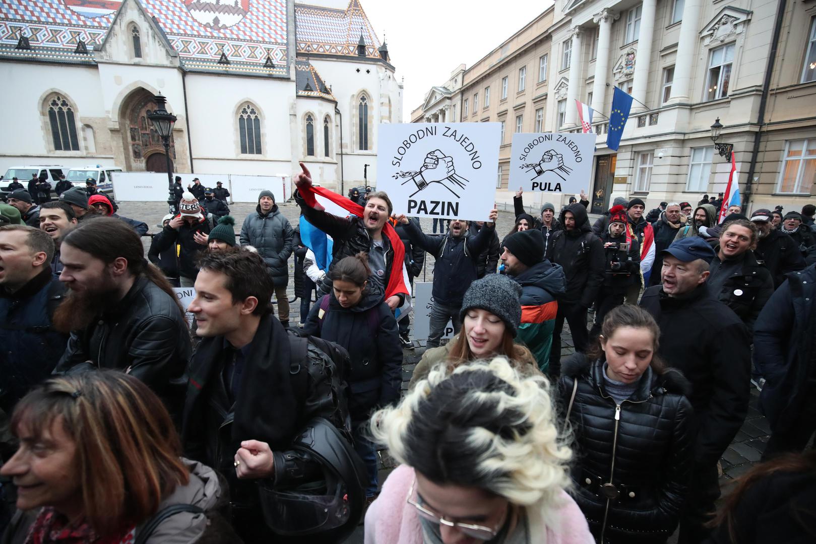 15.12.2021.,Zagreb - Na Markovu trgu poceli su se okupljat prosvjednici, a okupljanje budno prate brojni policijski sluzbenici.Prosvjednici ce svojim tijelima formirati bedem oko Markova trga 