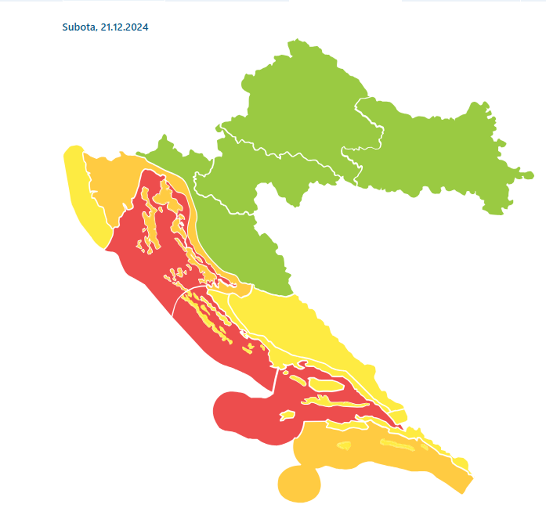 Za područje Velebitskog kanala, srednje i istočne Dalmacije, Kvarnera i Kvarnerskog zaljeva izdan je crveni meteoalarm zbog izuzetno opasnih vremenskih uvjeta. To znači da će bura biti najjača ujutro i donijeti velike opasnosti zbog vjetrovitih uvjeta. Za riječku regiju,  narančasti alarm označava opasnost od vjetra.