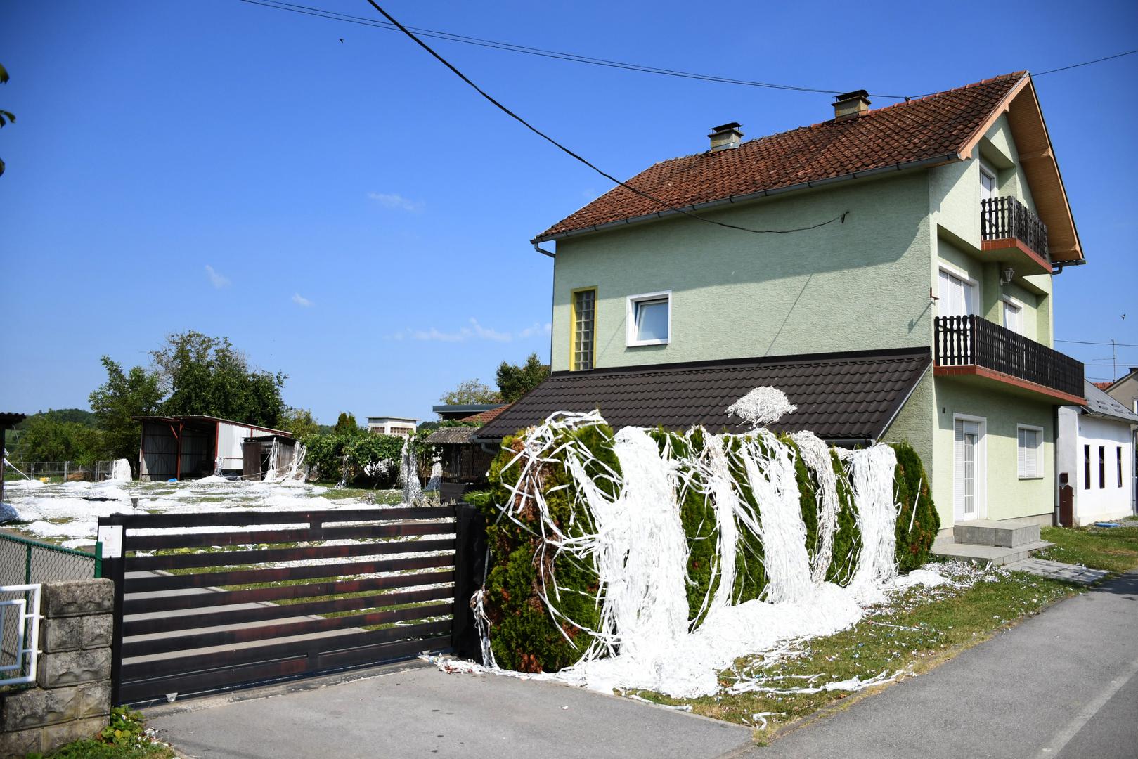 22.07.2023., Garesnica - Pogled na prvu zavara i izgleda kao da je na + 35 stupnjeva dvoriste obiteljske kuce zatrpano snijegom. Medjutim na podrucju Bjelovarsko-bilogorske zupanije njeguje se nesvakidasnji obicaj "slavlja" dolaska kuci majke i novorodjenceta iz bolnice, poznat pod nazivom sipanje. Rodbina, prijatelji i susjedi iskazuju veselje zasipavanjem dvorista perjem i papirima, a neuobicajeni nestasluci postaju ocekivani dio slavlja. Ovo je obicaj koji nema pisana pravila pa on ovisi o "kreativnosti" sipaca. Nakon slavlja, domacini ove obiteljske kuce u Garesnici imati ce pune ruke posla da sve ociste i vrate u prvobitno stanje.  Photo: Damir Spehar/PIXSELL