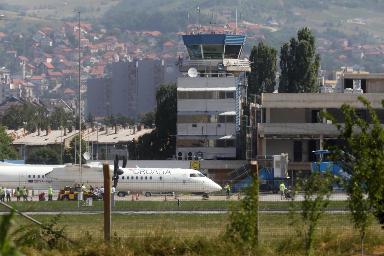 Oštećen zrakoplov Croatia Airlinesa na letu za Sarajevo, sumnja se na vatreno oružje