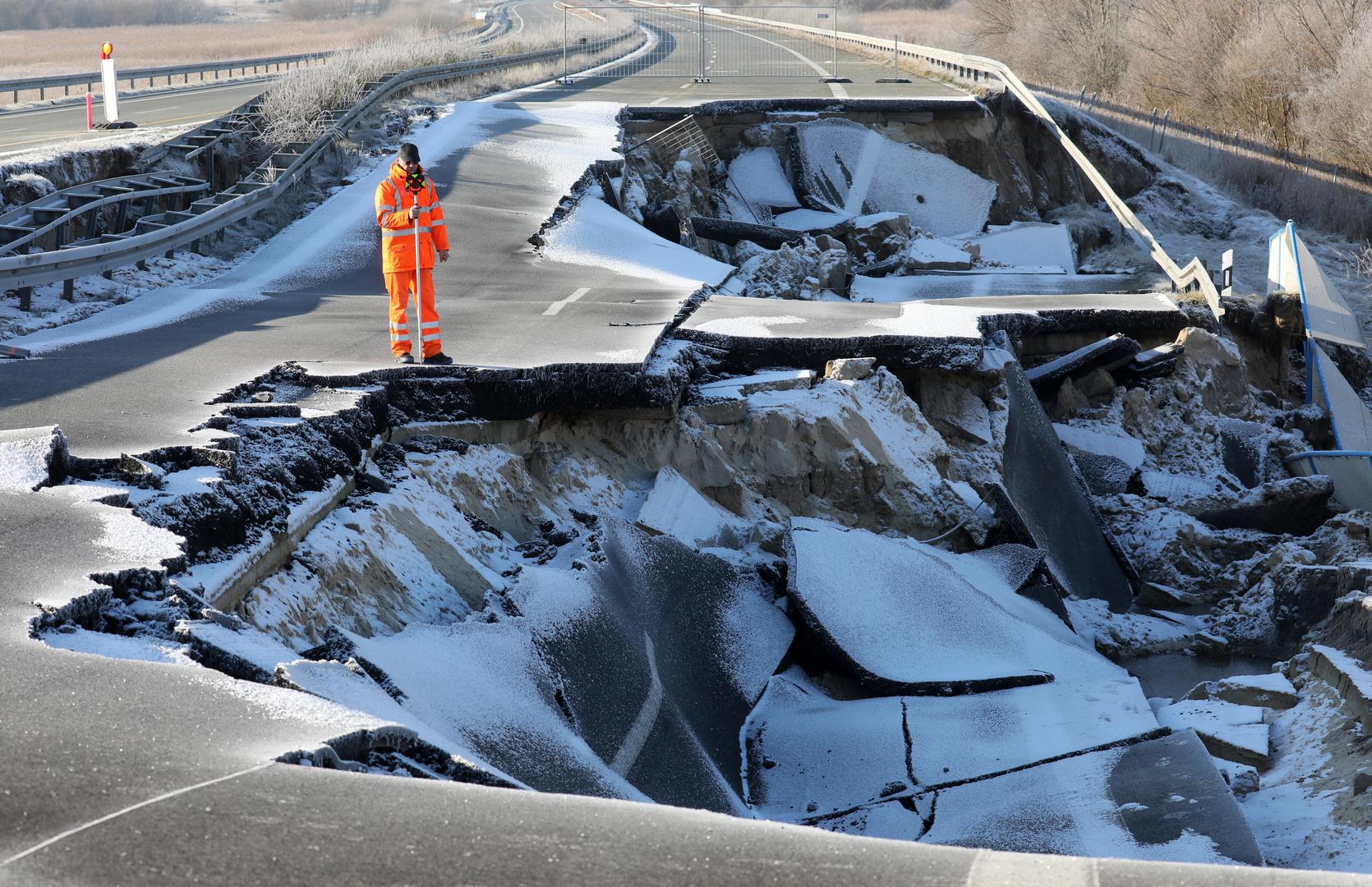 Na autocesti u blizini njemačkog grada Tribseesa pojavila se velika rupa.

