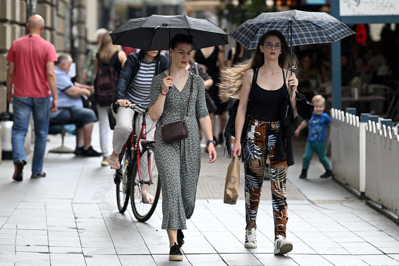 Zagreb: Proljetni pljusak u centru grada