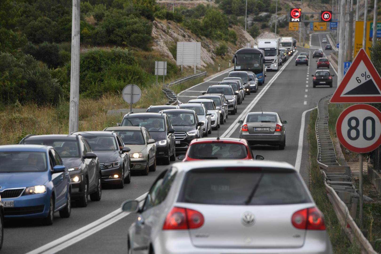 13.07.2023., Sibenik - Velike prometne guzve zbog pozara na sibenskoj obilaznici. Photo: Hrvoje Jelavic/PIXSELL