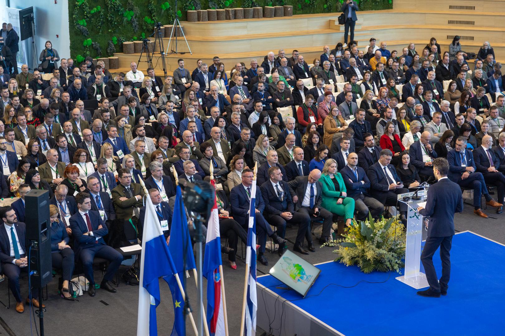 25.01.2024., Osijek - Predsjednik Vlade Andrej Plenkovic sudjelovao je na svecanom otvorenju konferencije 4. Dani poljoprivrede, ribarstva i sumarstva. Nakon otvaranja konferencije, ministrica poljoprivrede Marija Vuckovic urucila je ugovore iz Programa ruralnog razvoja, a potom su zajedno obisli izlagace poljoprivredno-prehrambenih proizvoda.
 Photo: Borna jaksic/PIXSELL