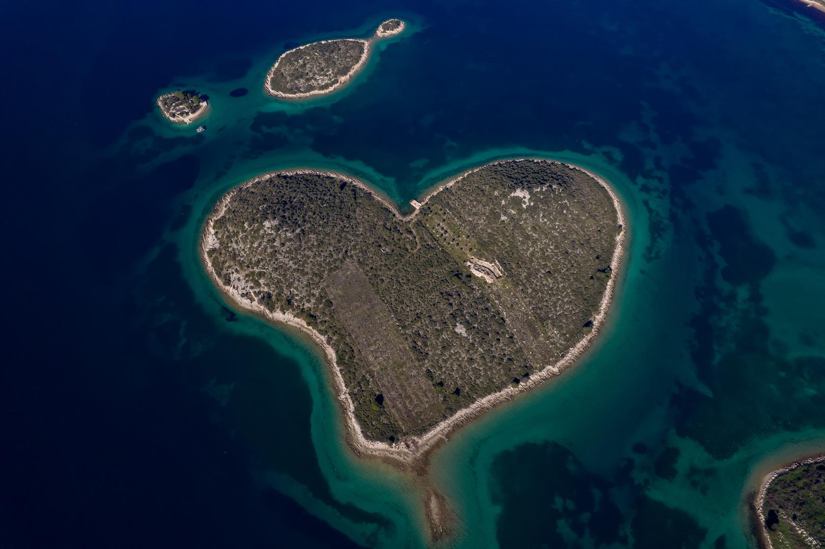 31.01.2023., Otocic Galesnjak, mnogima je znan i kao Otok zaljubljenih. Zbog svog specificnog oblika srca postao je prepoznatljiv otocic nase obale diljem svijeta. Rijec je  nenaseljenom otocicu smjestenom u Pasmanskom kanalu, a moguce ga je posjetiti barkom ili brodom. Photo: Dino Stanin/PIXSELL