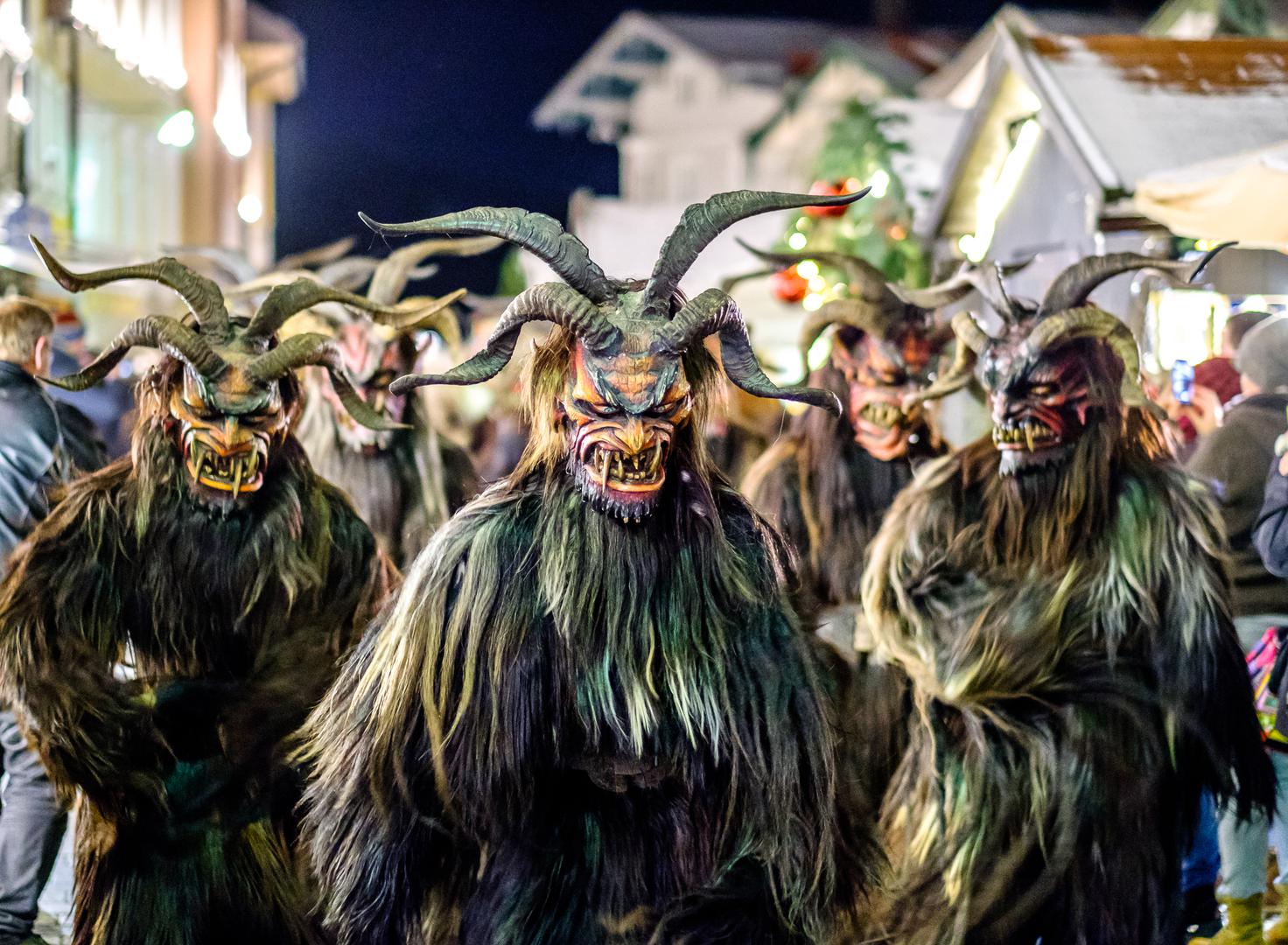 4. Austrija: U Austriji sveti Nikola ima zlog dvojnika koji se zove Krampus. Radi se o stvorenju nalik demonu koji ima jedan zadatak, a to je kazniti zlu djecu prije Božića. Ulicama lutaju ljudi odjeveni u kostime đavola, noseći lance i košaru za otimanje posebno loše djece i njihovo odvlačenje u pakao. To je svakako jedan od načina da se djeca sklone s ulice.