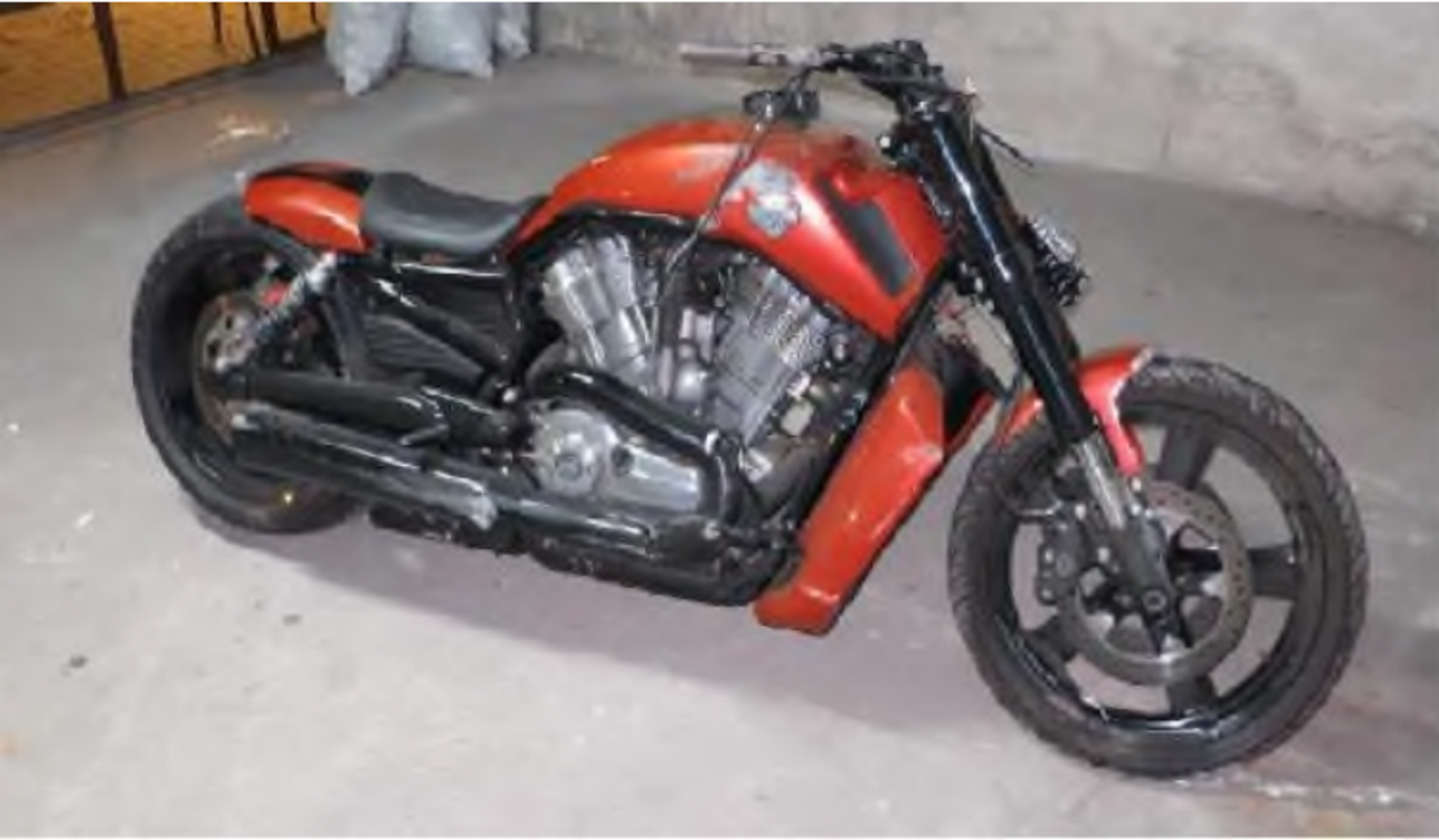 Harley Davidson VRSFC: Godina proizvodnje je 2009., boja je narančasta s efektom, a snaga motora je 93 kW. Mjenjač je manualni sa šest brzina, pogon na stražnji kotač, a početna cijena mu je 7.130,89 eura uz trošak procjene od 53,09 eura
