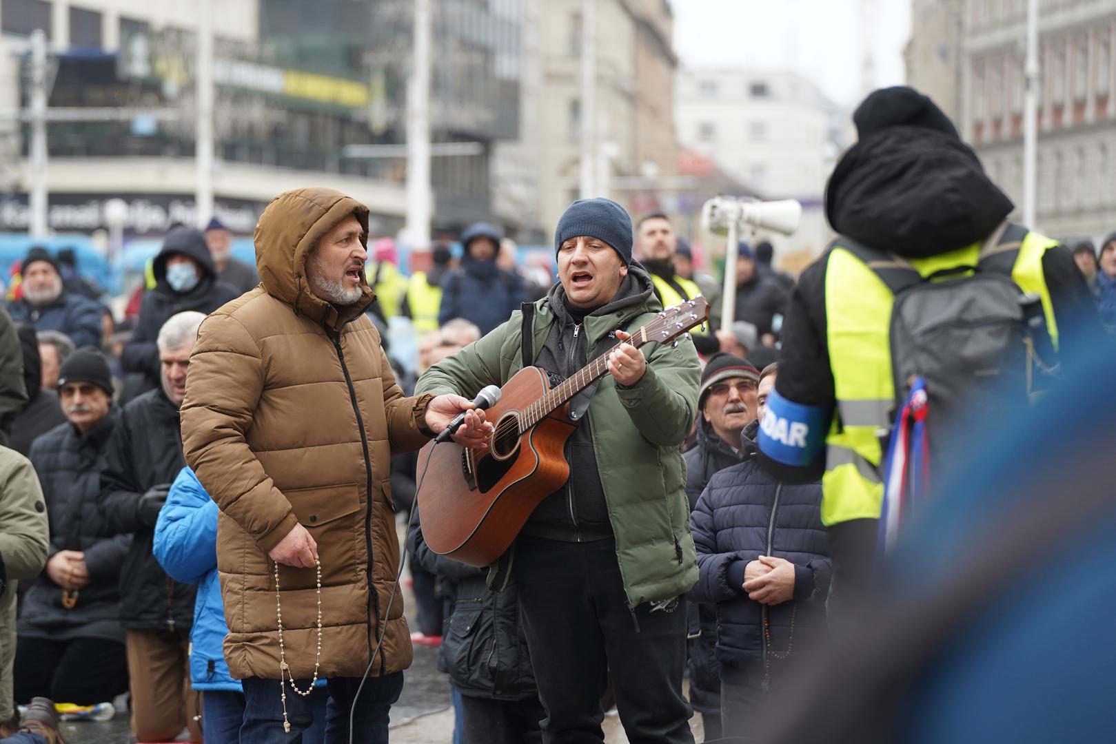 4.1.2025., Zagreb - Kao i svake prve subote u mjesecu, na Trgu bana Josipa Jelačića okupili su se molitelji s jedne strane i prosvjednici sa druge. Photo: Patricija Flikac/PIXSELL