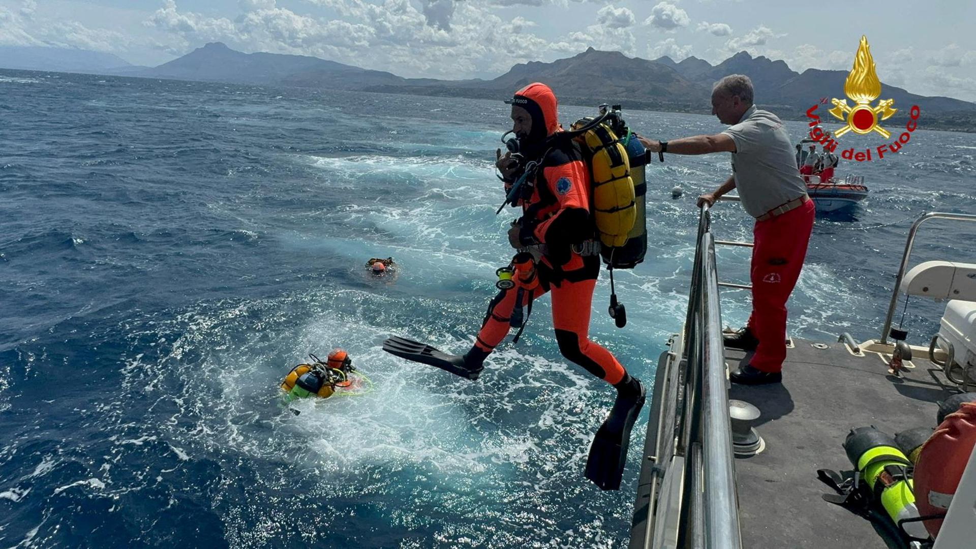 Divers operate in the sea to search for the missing, including British entrepreneur Mike Lynch, after a luxury yacht sank off Sicily, Italy August 19, 2024. Vigili del Fuoco/Handout via REUTERS ATTENTION EDITORS THIS IMAGE HAS BEEN SUPPLIED BY A THIRD PARTY. DO NOT OBSCURE LOGO. Photo: Vigili del Fuoco/REUTERS