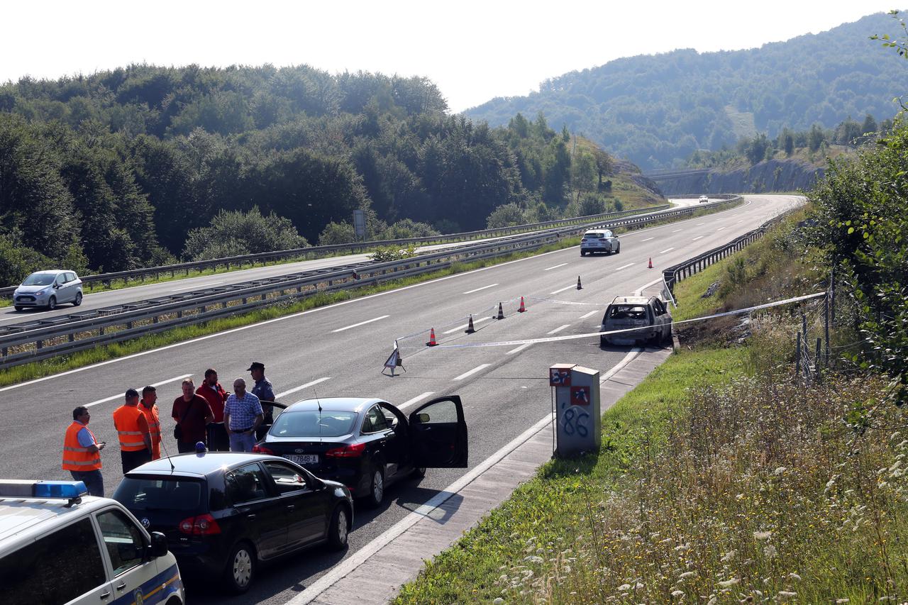 Vrbovsko: Na autocesti planuo automobil, izgorjela osoba