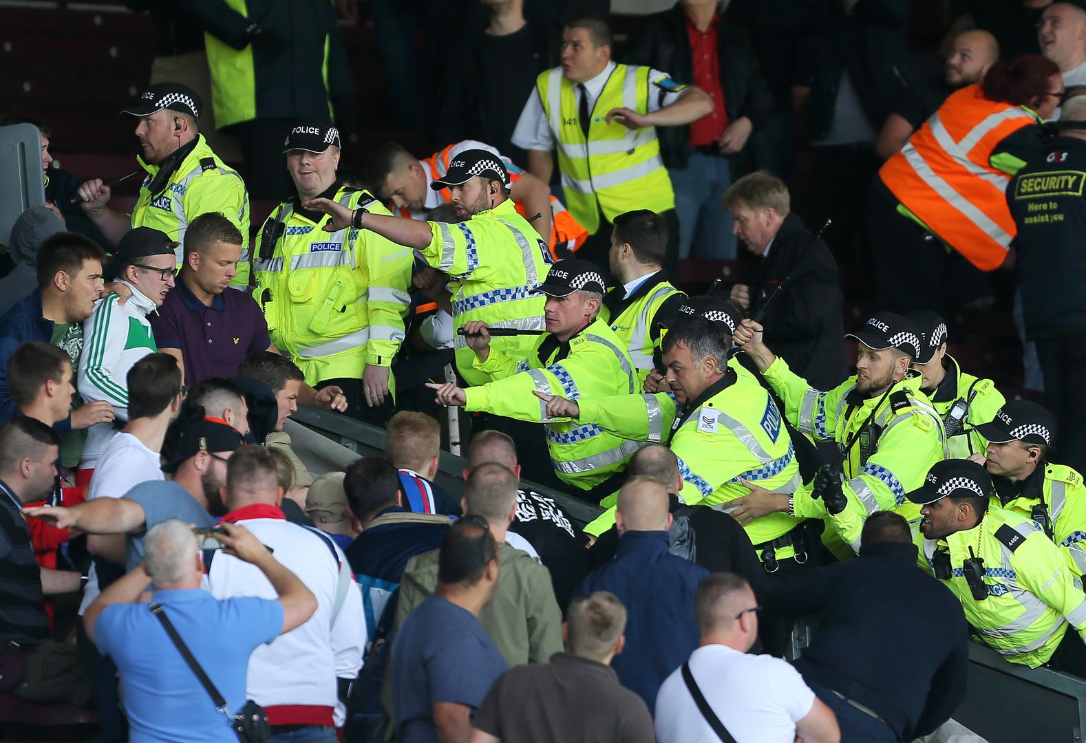 Huligani njemačkog prvoligaša Hannovera prekinuli su prijateljsku utakmicu protiv premijerligaša Burnleyja. Susret je igran na Turf Moor stadionu u Burnleyju.