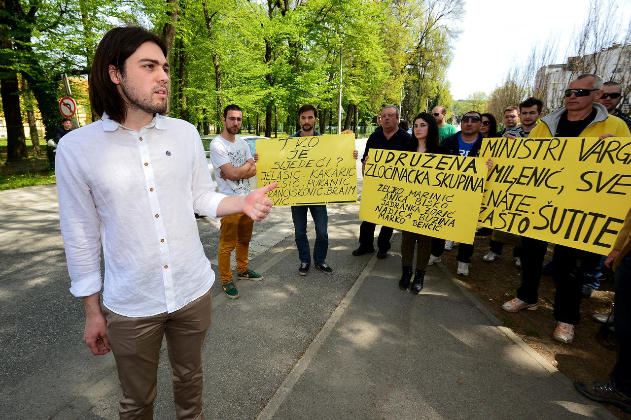 15.4.2015., Zagreb - Zivi zid odrzao je prosvjed ispred bolnice Vrapce kako bi upozorili javnost na sve cesca politicka zatvaranja zdravih, sposobnih ljudi koji su se zamjerili nekom velikanu.  Ivan Vilibor Sincic.