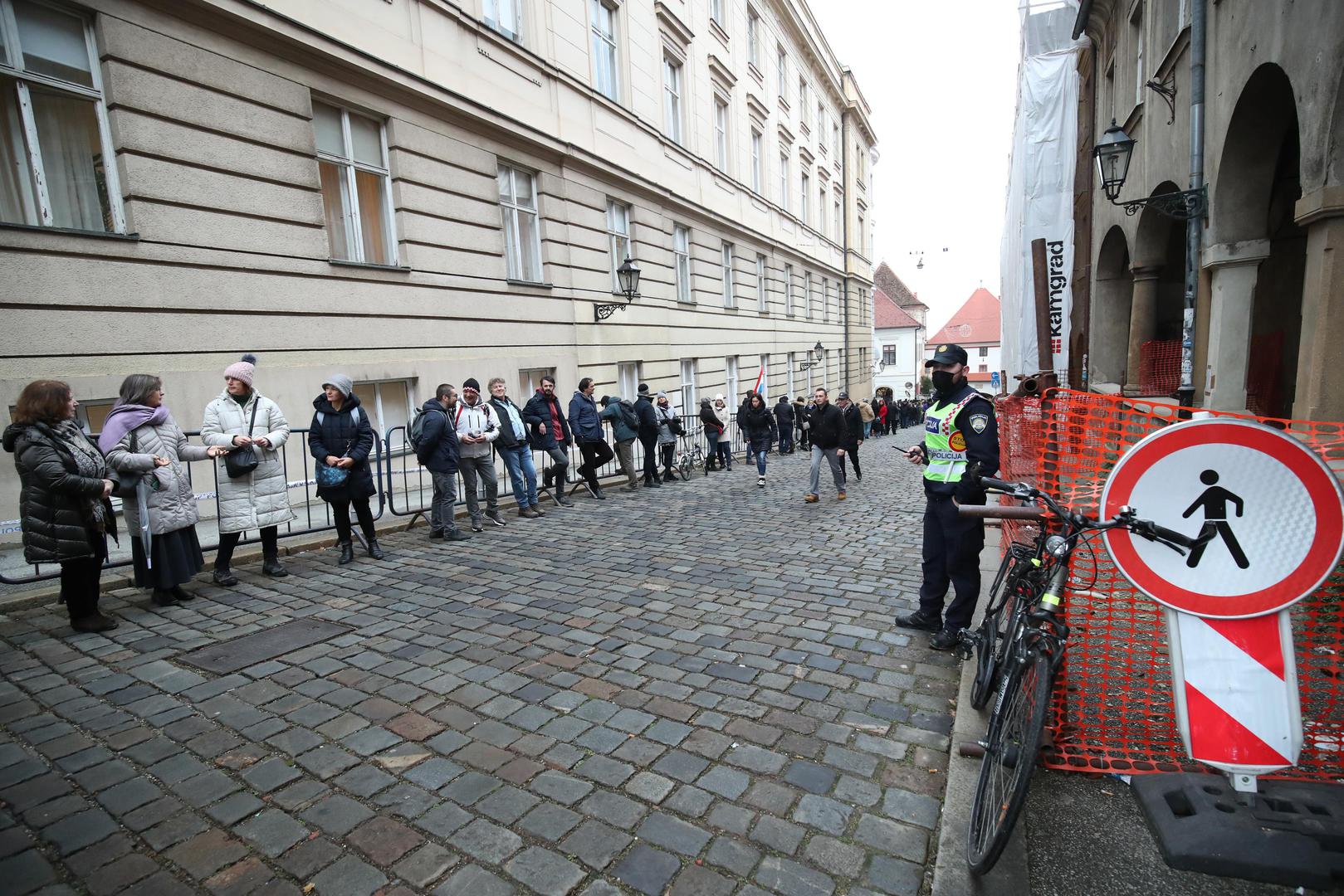 15.12.2021.,Zagreb - Na Markovu trgu poceli su se okupljat prosvjednici, a okupljanje budno prate brojni policijski sluzbenici.Prosvjednici ce svojim tijelima formirati bedem oko Markova trga 