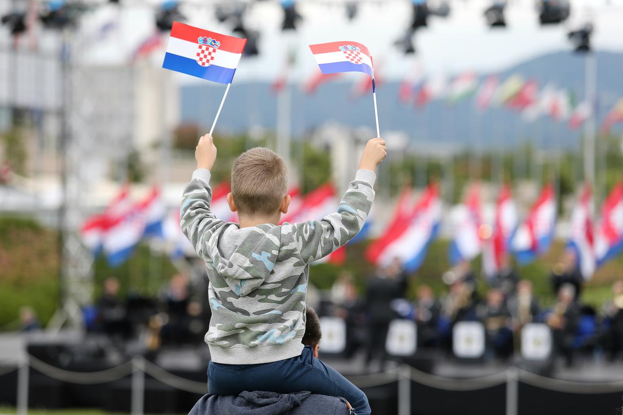 Zagreb: Prigodni koncert povodom Dana državnosti održan na Sveučilišnoj livadi