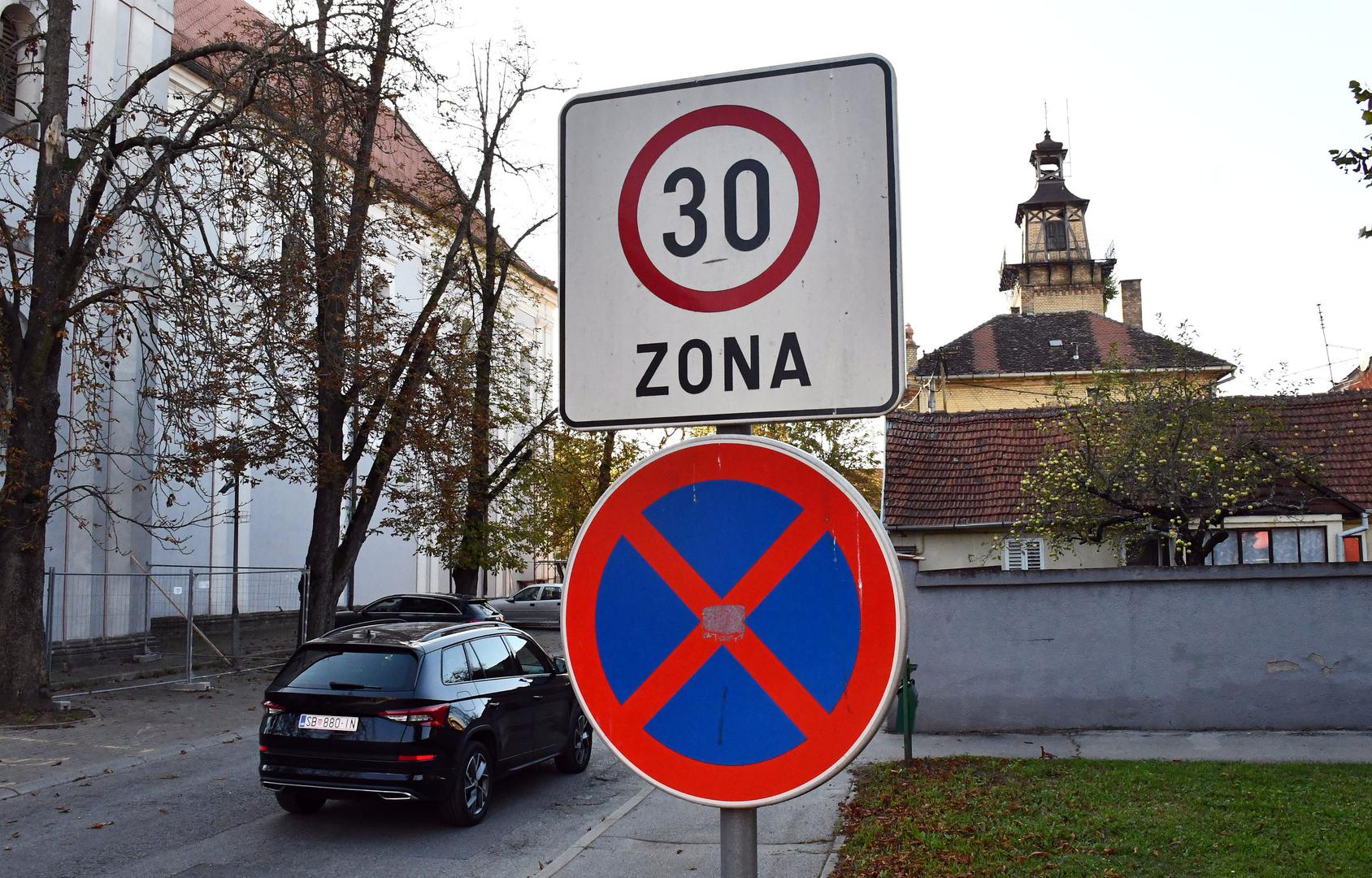 Baš ste nešto nestašni pa ste odlučili skinuti prometni znak i ponijeti ga doma? Ili ste ga oštetili? Možda ste na znaku nešto nacrtali te ste mu time promijenili značenje? Kazna je jednaka za sva navedena nedjela – 260 eura – a toliko ćete platiti i postavite li uz cestu nešto što će zakloniti prometni znak.