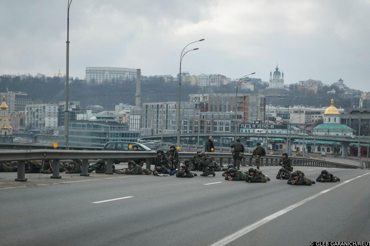 Servicemen of the Ukrainian National Guard take positions in central Kyiv