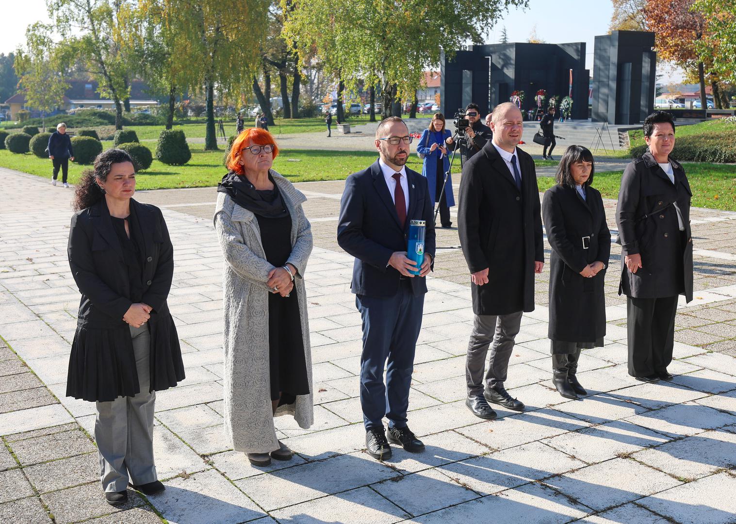 U povodu obilježavanja blagdana Svih svetih zagrebačkih gradonačelnik Tomislav Tomašević sa suradnicima je obišao najveće gradsko groblje, Mirogoj. 

