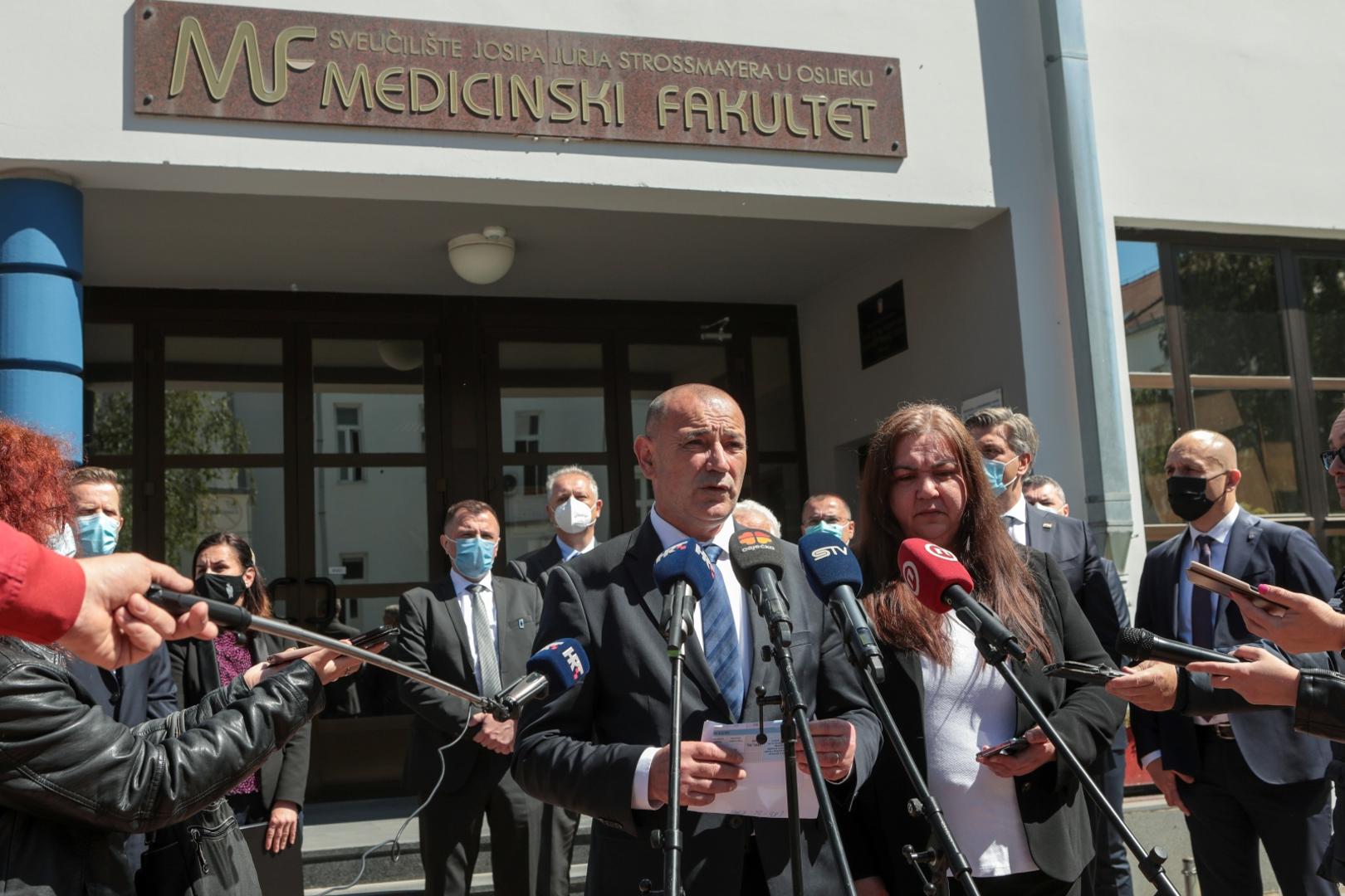 21.05.2021., Osijek - U organizaciji Ministarstva branitelja u Klinickom zavodu za patologiju i sudsku medicinu KBC Osijek odrzana je zavrsna identifikacija posmrtnih ostataka sest osoba nestalih i smrtno stradalih u Domovinskom ratu. Prisutni su bili Andrej Plenkovic te Tomo Medved. Photo: Dubravka Petric/PIXSELL