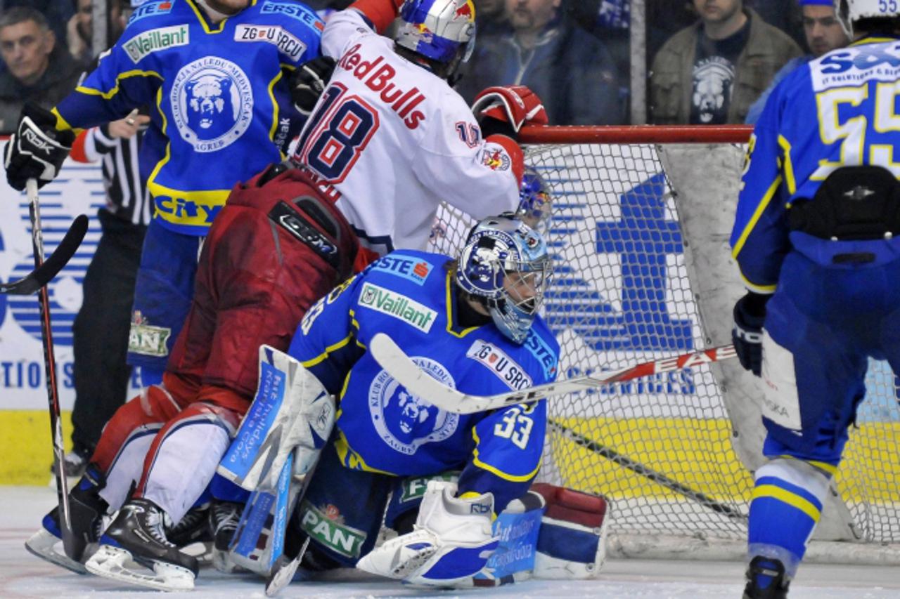 '16.03.2010, Dom sportova, Zagreb, CRO, EBEL, KHL Medvescak Zagreb vs EC Red Bull Salzburg, im Bild Jonathan Filewich, 18, EC Red Bull Salzburg, Robert Kristan, 33, Christopher Powers, 55,  KHL Medves