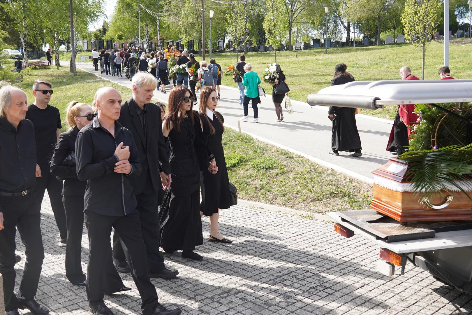 Uz legendarnog Dadu, na sahrani su bili prisutni i brat pjevačice, također glazbenik, Goran Milošević, kao i kolege Oliver Mandić, Momčilo Bajagić Bajaga te mnogi drugi, od članova najuže obitelji do suputnika na profesionalnom putu. 