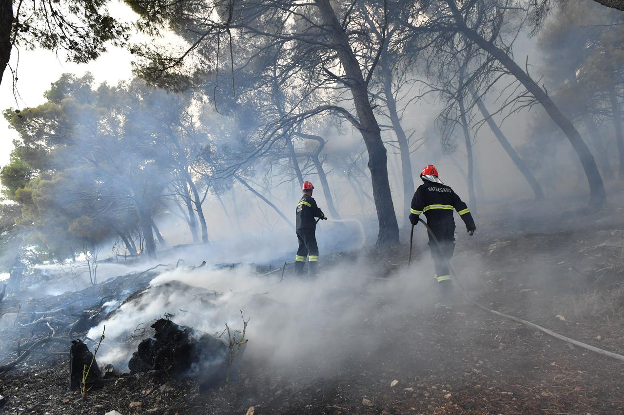 U blizini Trogira izbio požar, u gašenju pomažu i tri protupožarna aviona