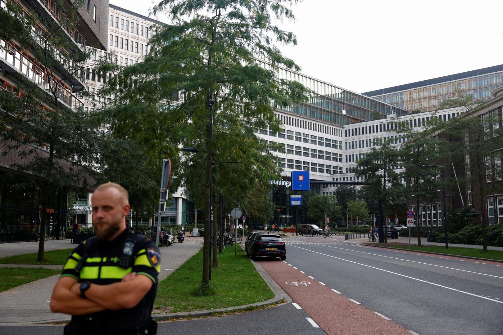 Police officer secures the area, near a medical center, after Dutch police arrested a suspect after a shooting in Rotterdam, Netherlands, September 28, 2023. REUTERS/Piroschka van de Wouw Photo: Piroschka van de Wouw/REUTERS