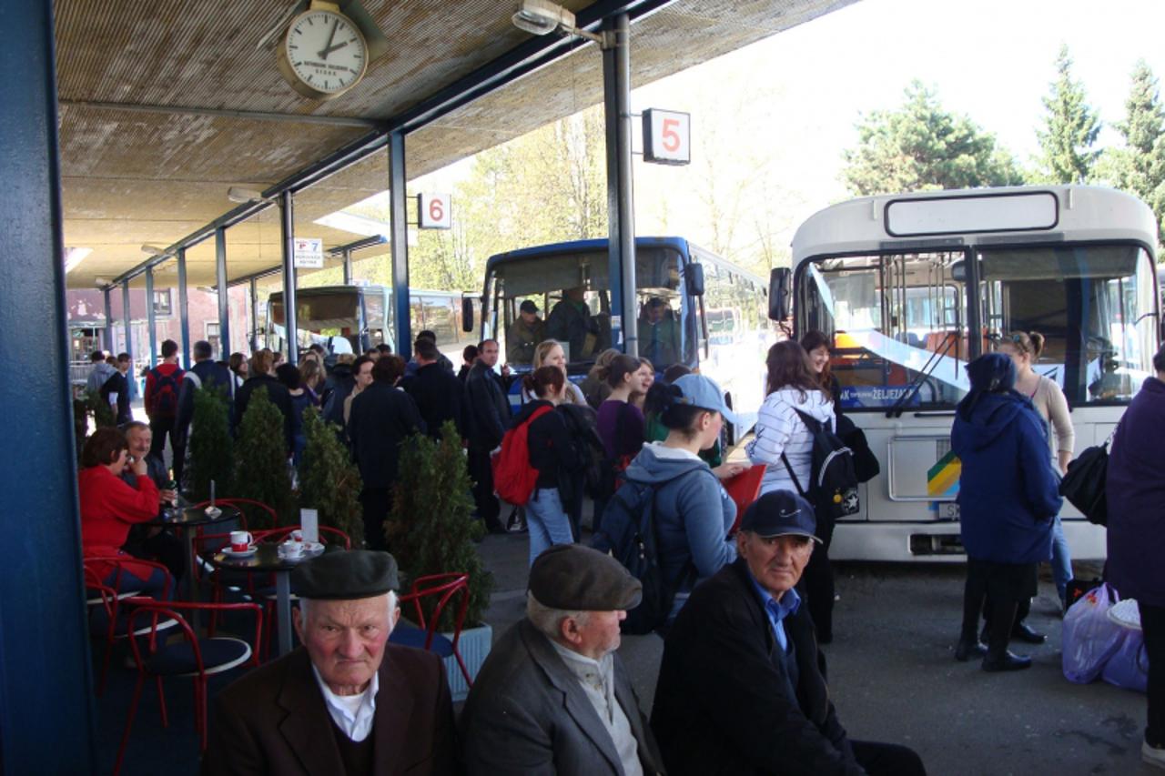 'Guzva na autobusnom kolodvoru u Sisku s kojeg polazi manje autobusa nego ranije, a najava je kako ce biti jo\\u009A manje polazaka prema opcinma sunja, lekenik i martinska ves photo: zeljko grgurinov