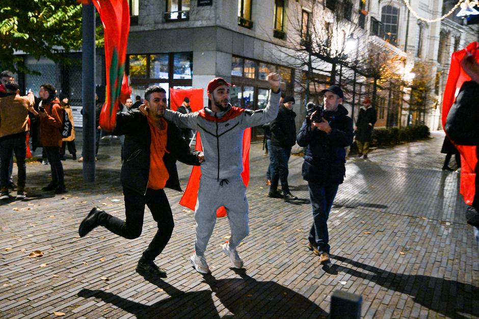 Les supporters du match Canada vs Maroc (2-1) de la coupe du monde de football dans les rues de Bruxelles, sous la surveillance des policiers anti-émeute