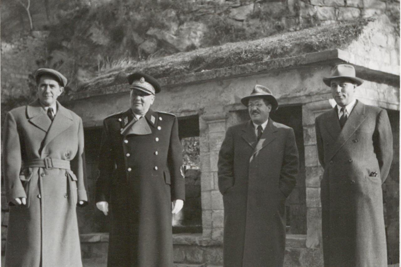 storyeditor/2025-01-22/29__novembar_1953__Jajce__poslednja_slika_s_Titom__Kardeljem_i_Rankovicem__.jpg