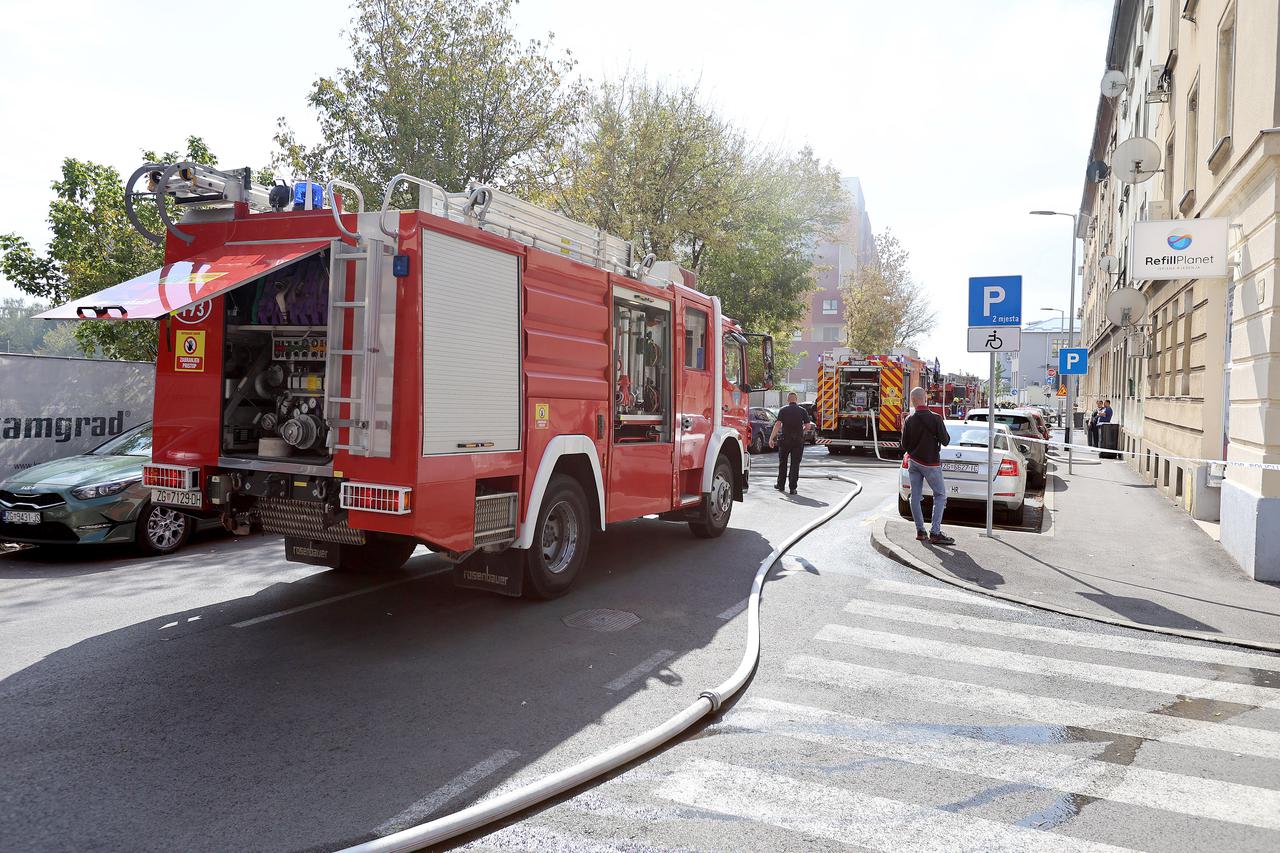 Zagreb: Ugasen pozar na krovistu zgrade u Cankarevoj