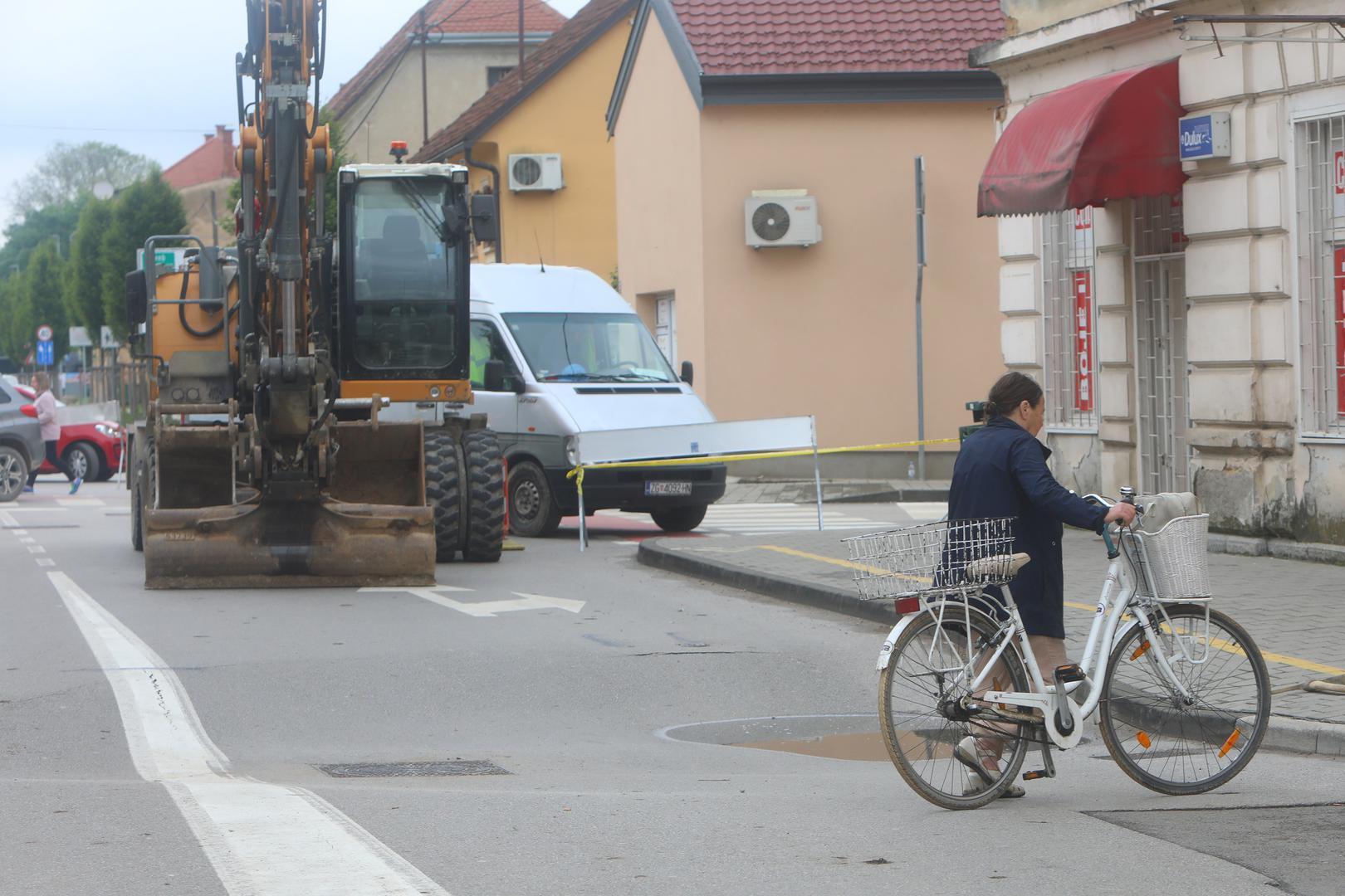 19.05.2023., Karlovac - Nakon obilnih kisa i visokog vodostaja rijeka doslo je do ulegnuca ceste u Ulici Rakovac. Zbog prijetnje od urusavanja ceste i opasnosti za zgradu radi se ispitivanje terena kako bi pocela sanacija. Photo: Kristina Stedul Fabac/PIXSELL